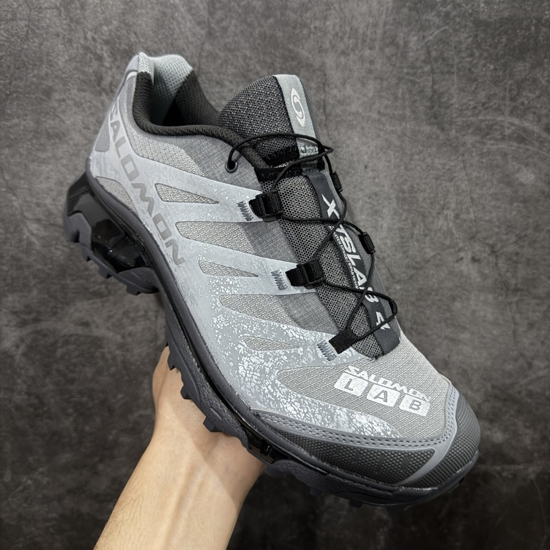 图片[3]-【莞产原底面】Salomon XT-4 OG Advanced 萨洛蒙系列低帮城市越野机能透气休闲运动鞋 478769 鞋舌处附有迷你网眼袋收纳鞋绳以及下方的多色 Logo 标签 接着搭载奶油色 ACS 技术中底以及金色 TPU 塑料部件提升鞋款耐用性 中底与鞋面之间饰有海蓝色条状细节有效增添鞋款层次 最后应用黑色 Contragrip Chevron 外底完成鞋款设计 这次配色颇为高调 两款配色均以绚丽的渐变设计呈现 一款以粉紫渐变主打 另一款以黄绿渐变呈现 视觉效果相当吸睛 鞋面的使用玻璃纤维覆盖物加固 并通过细绳扣系带系统进行锁定 Salomon 的品牌logo 出现在脚后跟和前掌部位 中底虽然偏薄 但非常耐用 与模压塑料ACS 框架以及致密AC2 Muscle 鞋底单元结合 能够提供出色的支撑力和缓冲性 尺码：36 36.5 37.5 38 38.5 39 40 40.5 41 42 42.5 43 44 44.5 45-选品中心