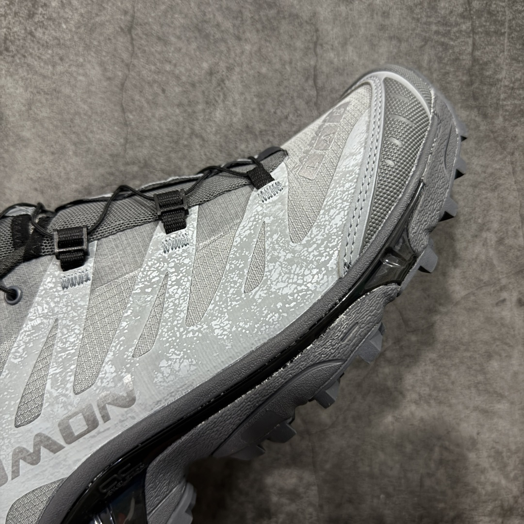 图片[6]-【莞产原底面】Salomon XT-4 OG Advanced 萨洛蒙系列低帮城市越野机能透气休闲运动鞋 478769 鞋舌处附有迷你网眼袋收纳鞋绳以及下方的多色 Logo 标签 接着搭载奶油色 ACS 技术中底以及金色 TPU 塑料部件提升鞋款耐用性 中底与鞋面之间饰有海蓝色条状细节有效增添鞋款层次 最后应用黑色 Contragrip Chevron 外底完成鞋款设计 这次配色颇为高调 两款配色均以绚丽的渐变设计呈现 一款以粉紫渐变主打 另一款以黄绿渐变呈现 视觉效果相当吸睛 鞋面的使用玻璃纤维覆盖物加固 并通过细绳扣系带系统进行锁定 Salomon 的品牌logo 出现在脚后跟和前掌部位 中底虽然偏薄 但非常耐用 与模压塑料ACS 框架以及致密AC2 Muscle 鞋底单元结合 能够提供出色的支撑力和缓冲性 尺码：36 36.5 37.5 38 38.5 39 40 40.5 41 42 42.5 43 44 44.5 45-选品中心