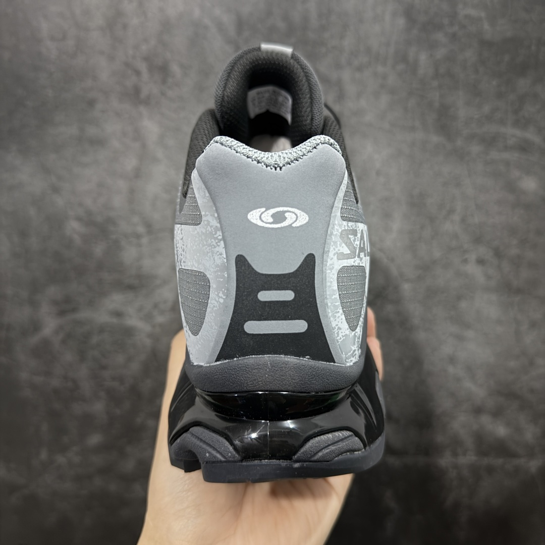 图片[4]-【莞产原底面】Salomon XT-4 OG Advanced 萨洛蒙系列低帮城市越野机能透气休闲运动鞋 478769 鞋舌处附有迷你网眼袋收纳鞋绳以及下方的多色 Logo 标签 接着搭载奶油色 ACS 技术中底以及金色 TPU 塑料部件提升鞋款耐用性 中底与鞋面之间饰有海蓝色条状细节有效增添鞋款层次 最后应用黑色 Contragrip Chevron 外底完成鞋款设计 这次配色颇为高调 两款配色均以绚丽的渐变设计呈现 一款以粉紫渐变主打 另一款以黄绿渐变呈现 视觉效果相当吸睛 鞋面的使用玻璃纤维覆盖物加固 并通过细绳扣系带系统进行锁定 Salomon 的品牌logo 出现在脚后跟和前掌部位 中底虽然偏薄 但非常耐用 与模压塑料ACS 框架以及致密AC2 Muscle 鞋底单元结合 能够提供出色的支撑力和缓冲性 尺码：36 36.5 37.5 38 38.5 39 40 40.5 41 42 42.5 43 44 44.5 45-选品中心