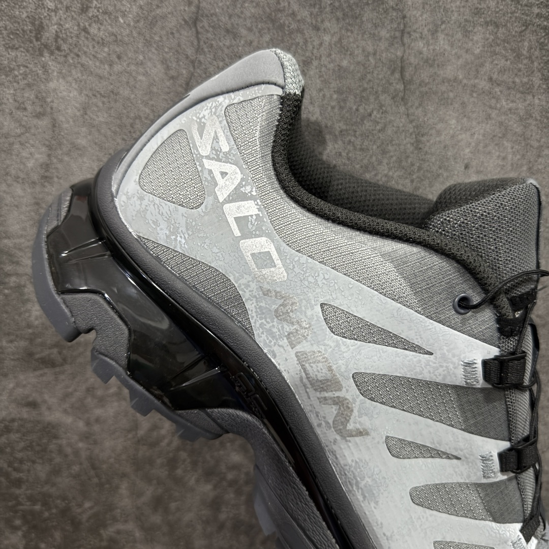 图片[7]-【莞产原底面】Salomon XT-4 OG Advanced 萨洛蒙系列低帮城市越野机能透气休闲运动鞋 478769 鞋舌处附有迷你网眼袋收纳鞋绳以及下方的多色 Logo 标签 接着搭载奶油色 ACS 技术中底以及金色 TPU 塑料部件提升鞋款耐用性 中底与鞋面之间饰有海蓝色条状细节有效增添鞋款层次 最后应用黑色 Contragrip Chevron 外底完成鞋款设计 这次配色颇为高调 两款配色均以绚丽的渐变设计呈现 一款以粉紫渐变主打 另一款以黄绿渐变呈现 视觉效果相当吸睛 鞋面的使用玻璃纤维覆盖物加固 并通过细绳扣系带系统进行锁定 Salomon 的品牌logo 出现在脚后跟和前掌部位 中底虽然偏薄 但非常耐用 与模压塑料ACS 框架以及致密AC2 Muscle 鞋底单元结合 能够提供出色的支撑力和缓冲性 尺码：36 36.5 37.5 38 38.5 39 40 40.5 41 42 42.5 43 44 44.5 45-选品中心