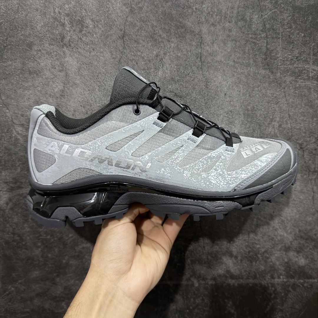 【莞产原底面】Salomon XT-4 OG Advanced 萨洛蒙系列低帮城市越野机能透气休闲运动鞋 478769 鞋舌处附有迷你网眼袋收纳鞋绳以及下方的多色 Logo 标签 接着搭载奶油色 ACS 技术中底以及金色 TPU 塑料部件提升鞋款耐用性 中底与鞋面之间饰有海蓝色条状细节有效增添鞋款层次 最后应用黑色 Contragrip Chevron 外底完成鞋款设计 这次配色颇为高调 两款配色均以绚丽的渐变设计呈现 一款以粉紫渐变主打 另一款以黄绿渐变呈现 视觉效果相当吸睛 鞋面的使用玻璃纤维覆盖物加固 并通过细绳扣系带系统进行锁定 Salomon 的品牌logo 出现在脚后跟和前掌部位 中底虽然偏薄 但非常耐用 与模压塑料ACS 框架以及致密AC2 Muscle 鞋底单元结合 能够提供出色的支撑力和缓冲性 尺码：36 36.5 37.5 38 38.5 39 40 40.5 41 42 42.5 43 44 44.5 45-选品中心