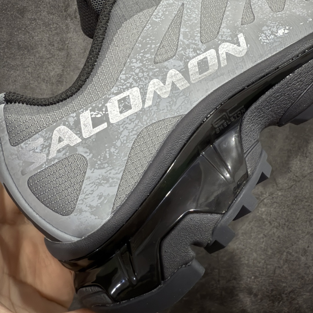 图片[3]-【莞产原底面】Salomon XT-4 OG Advanced 萨洛蒙系列低帮城市越野机能透气休闲运动鞋 478769 鞋舌处附有迷你网眼袋收纳鞋绳以及下方的多色 Logo 标签 接着搭载奶油色 ACS 技术中底以及金色 TPU 塑料部件提升鞋款耐用性 中底与鞋面之间饰有海蓝色条状细节有效增添鞋款层次 最后应用黑色 Contragrip Chevron 外底完成鞋款设计 这次配色颇为高调 两款配色均以绚丽的渐变设计呈现 一款以粉紫渐变主打 另一款以黄绿渐变呈现 视觉效果相当吸睛 鞋面的使用玻璃纤维覆盖物加固 并通过细绳扣系带系统进行锁定 Salomon 的品牌logo 出现在脚后跟和前掌部位 中底虽然偏薄 但非常耐用 与模压塑料ACS 框架以及致密AC2 Muscle 鞋底单元结合 能够提供出色的支撑力和缓冲性 尺码：36 36.5 37.5 38 38.5 39 40 40.5 41 42 42.5 43 44 44.5 45-选品中心