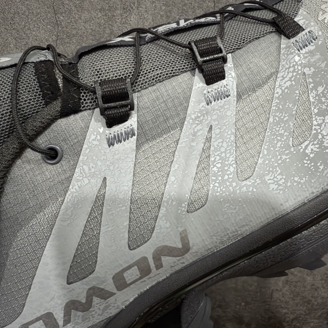 图片[4]-【莞产原底面】Salomon XT-4 OG Advanced 萨洛蒙系列低帮城市越野机能透气休闲运动鞋 478769 鞋舌处附有迷你网眼袋收纳鞋绳以及下方的多色 Logo 标签 接着搭载奶油色 ACS 技术中底以及金色 TPU 塑料部件提升鞋款耐用性 中底与鞋面之间饰有海蓝色条状细节有效增添鞋款层次 最后应用黑色 Contragrip Chevron 外底完成鞋款设计 这次配色颇为高调 两款配色均以绚丽的渐变设计呈现 一款以粉紫渐变主打 另一款以黄绿渐变呈现 视觉效果相当吸睛 鞋面的使用玻璃纤维覆盖物加固 并通过细绳扣系带系统进行锁定 Salomon 的品牌logo 出现在脚后跟和前掌部位 中底虽然偏薄 但非常耐用 与模压塑料ACS 框架以及致密AC2 Muscle 鞋底单元结合 能够提供出色的支撑力和缓冲性 尺码：36 36.5 37.5 38 38.5 39 40 40.5 41 42 42.5 43 44 44.5 45-选品中心