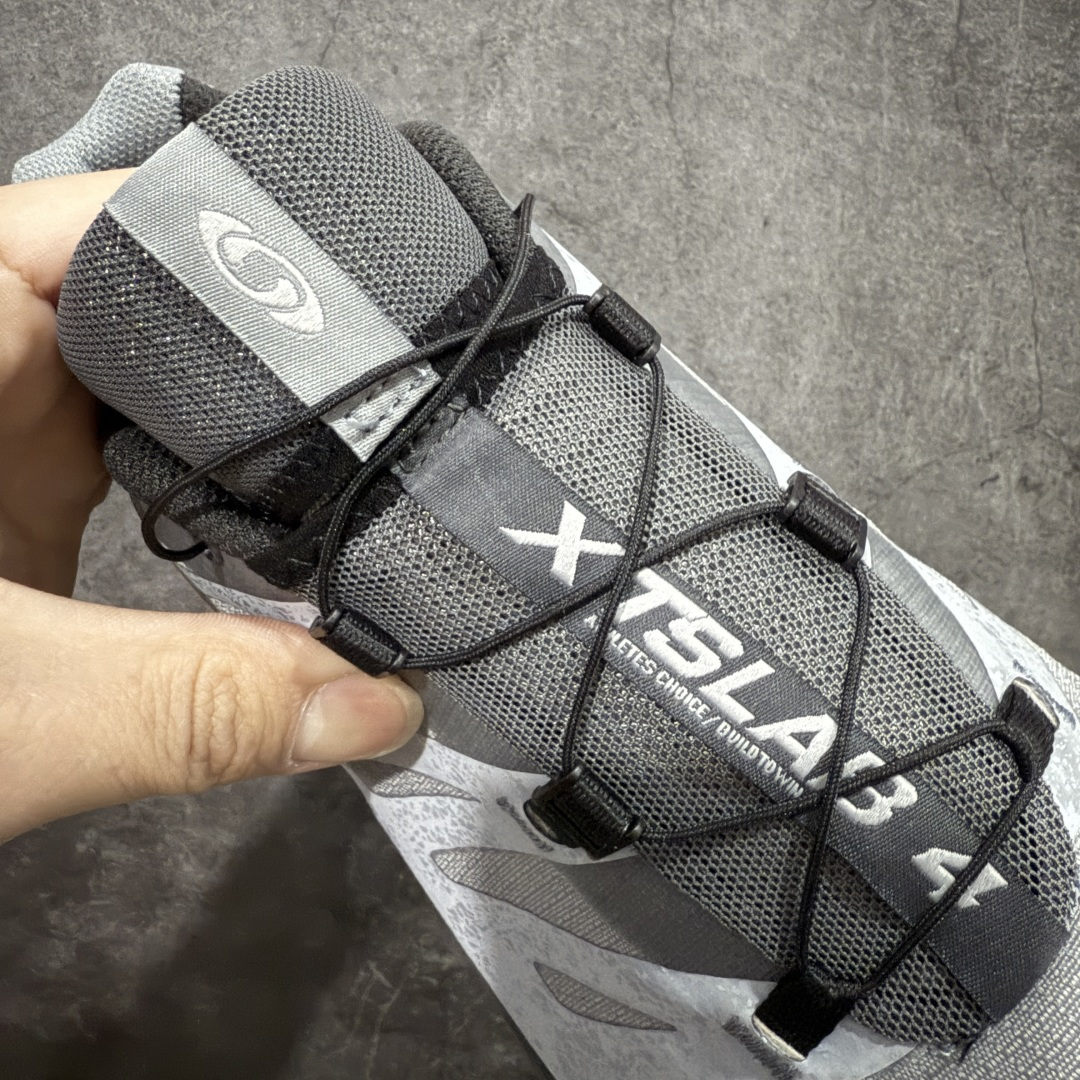 图片[6]-【莞产原底面】Salomon XT-4 OG Advanced 萨洛蒙系列低帮城市越野机能透气休闲运动鞋 478769 鞋舌处附有迷你网眼袋收纳鞋绳以及下方的多色 Logo 标签 接着搭载奶油色 ACS 技术中底以及金色 TPU 塑料部件提升鞋款耐用性 中底与鞋面之间饰有海蓝色条状细节有效增添鞋款层次 最后应用黑色 Contragrip Chevron 外底完成鞋款设计 这次配色颇为高调 两款配色均以绚丽的渐变设计呈现 一款以粉紫渐变主打 另一款以黄绿渐变呈现 视觉效果相当吸睛 鞋面的使用玻璃纤维覆盖物加固 并通过细绳扣系带系统进行锁定 Salomon 的品牌logo 出现在脚后跟和前掌部位 中底虽然偏薄 但非常耐用 与模压塑料ACS 框架以及致密AC2 Muscle 鞋底单元结合 能够提供出色的支撑力和缓冲性 尺码：36 36.5 37.5 38 38.5 39 40 40.5 41 42 42.5 43 44 44.5 45-选品中心