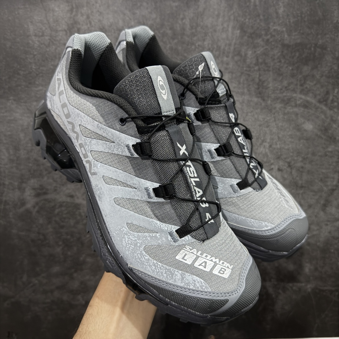 【莞产原底面】Salomon XT-4 OG Advanced 萨洛蒙系列低帮城市越野机能透气休闲运动鞋 478769 鞋舌处附有迷你网眼袋收纳鞋绳以及下方的多色 Logo 标签 接着搭载奶油色 ACS 技术中底以及金色 TPU 塑料部件提升鞋款耐用性 中底与鞋面之间饰有海蓝色条状细节有效增添鞋款层次 最后应用黑色 Contragrip Chevron 外底完成鞋款设计 这次配色颇为高调 两款配色均以绚丽的渐变设计呈现 一款以粉紫渐变主打 另一款以黄绿渐变呈现 视觉效果相当吸睛 鞋面的使用玻璃纤维覆盖物加固 并通过细绳扣系带系统进行锁定 Salomon 的品牌logo 出现在脚后跟和前掌部位 中底虽然偏薄 但非常耐用 与模压塑料ACS 框架以及致密AC2 Muscle 鞋底单元结合 能够提供出色的支撑力和缓冲性 尺码：36 36.5 37.5 38 38.5 39 40 40.5 41 42 42.5 43 44 44.5 45-选品中心