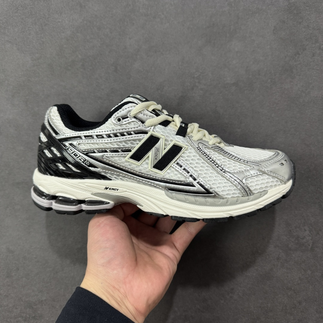 【公司级】New Balance M1906系列复古单品宝藏老爹鞋 复古元素叠加 质感超级棒 楦版型材料细节做工精细 作为NB最经典的档案鞋型之一 与2002一样，1906有着NB最成熟的技术加持和复古款式，而本次推出的版本参照2002r的定位，相信会在性价两端做出权衡。单从造型上来看，依旧是vibe风格，味道很正，细节也很酷，这双1906r无疑必能打入复古跑鞋爱好者的年度鞋款名录 货号：M1906RER 尺码： 36 37 37.5 38 38.5 39.5 40 40.5 41.5 42 42.5 43 44 45-选品中心