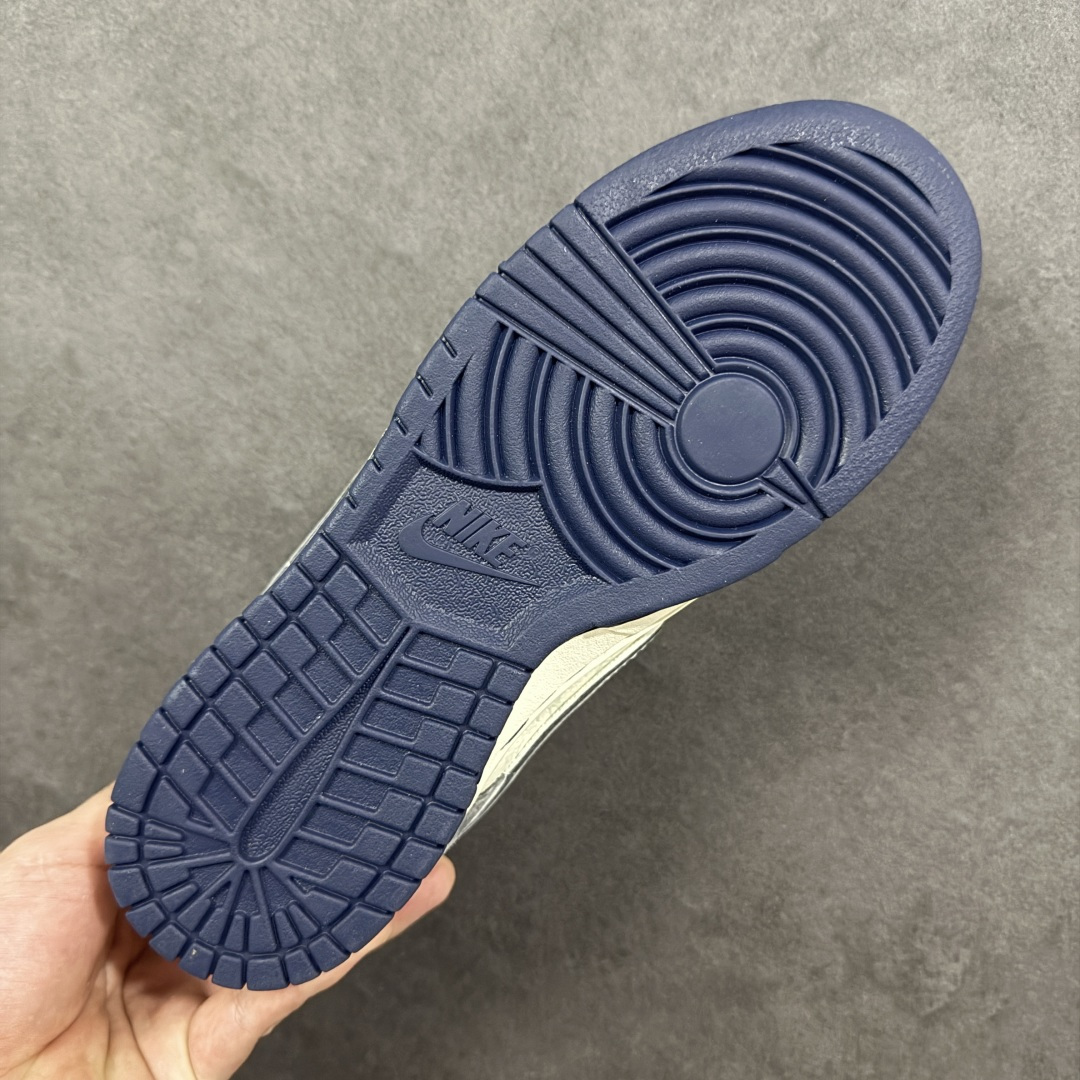 图片[9]-【定制版】Louis Vuitton x Nike Dunk SB Low 路易威登LV x 耐克 SB 低帮 蓝白灰解构双鞋带 鞋身整体以米白色皮革打造，搭配蓝色麂皮框架覆盖层，使鞋款十分百搭，鞋身两侧Swoosh Loggo采用灰色点缀，后跟装饰辅以红色制作，鞋舌上以LV字样呈现，鞋头处LV字样以白色点缀，后跟印有LLouis Vuitton字样，彰显联名身份；最后以米白色中底搭配蓝色橡胶外底完善整体设计收尾。 货号：CX5050-Y42 尺码：36 36.5 37.5 38 38.5 39 40 40.5 41 42 42.5 43 44 44.5 45 编码：GLB340350-选品中心