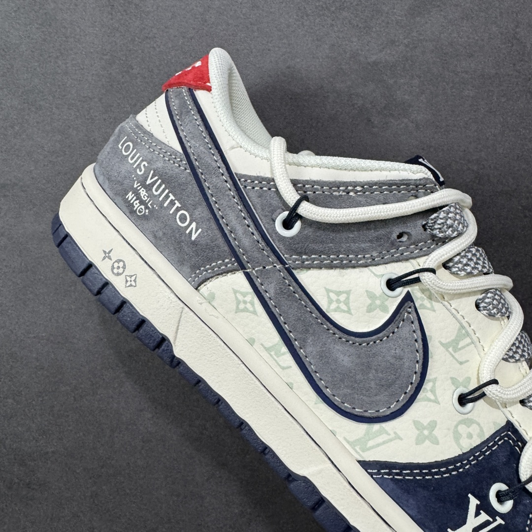 图片[6]-【定制版】Louis Vuitton x Nike Dunk SB Low 路易威登LV x 耐克 SB 低帮 蓝白灰解构双鞋带 鞋身整体以米白色皮革打造，搭配蓝色麂皮框架覆盖层，使鞋款十分百搭，鞋身两侧Swoosh Loggo采用灰色点缀，后跟装饰辅以红色制作，鞋舌上以LV字样呈现，鞋头处LV字样以白色点缀，后跟印有LLouis Vuitton字样，彰显联名身份；最后以米白色中底搭配蓝色橡胶外底完善整体设计收尾。 货号：CX5050-Y42 尺码：36 36.5 37.5 38 38.5 39 40 40.5 41 42 42.5 43 44 44.5 45 编码：GLB340350-选品中心