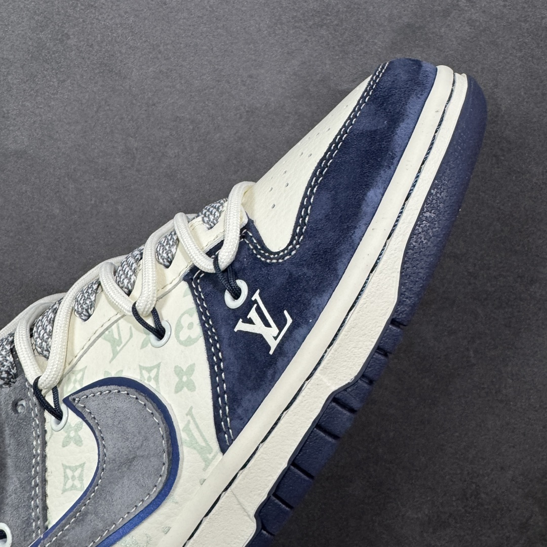 图片[5]-【定制版】Louis Vuitton x Nike Dunk SB Low 路易威登LV x 耐克 SB 低帮 蓝白灰解构双鞋带 鞋身整体以米白色皮革打造，搭配蓝色麂皮框架覆盖层，使鞋款十分百搭，鞋身两侧Swoosh Loggo采用灰色点缀，后跟装饰辅以红色制作，鞋舌上以LV字样呈现，鞋头处LV字样以白色点缀，后跟印有LLouis Vuitton字样，彰显联名身份；最后以米白色中底搭配蓝色橡胶外底完善整体设计收尾。 货号：CX5050-Y42 尺码：36 36.5 37.5 38 38.5 39 40 40.5 41 42 42.5 43 44 44.5 45 编码：GLB340350-选品中心