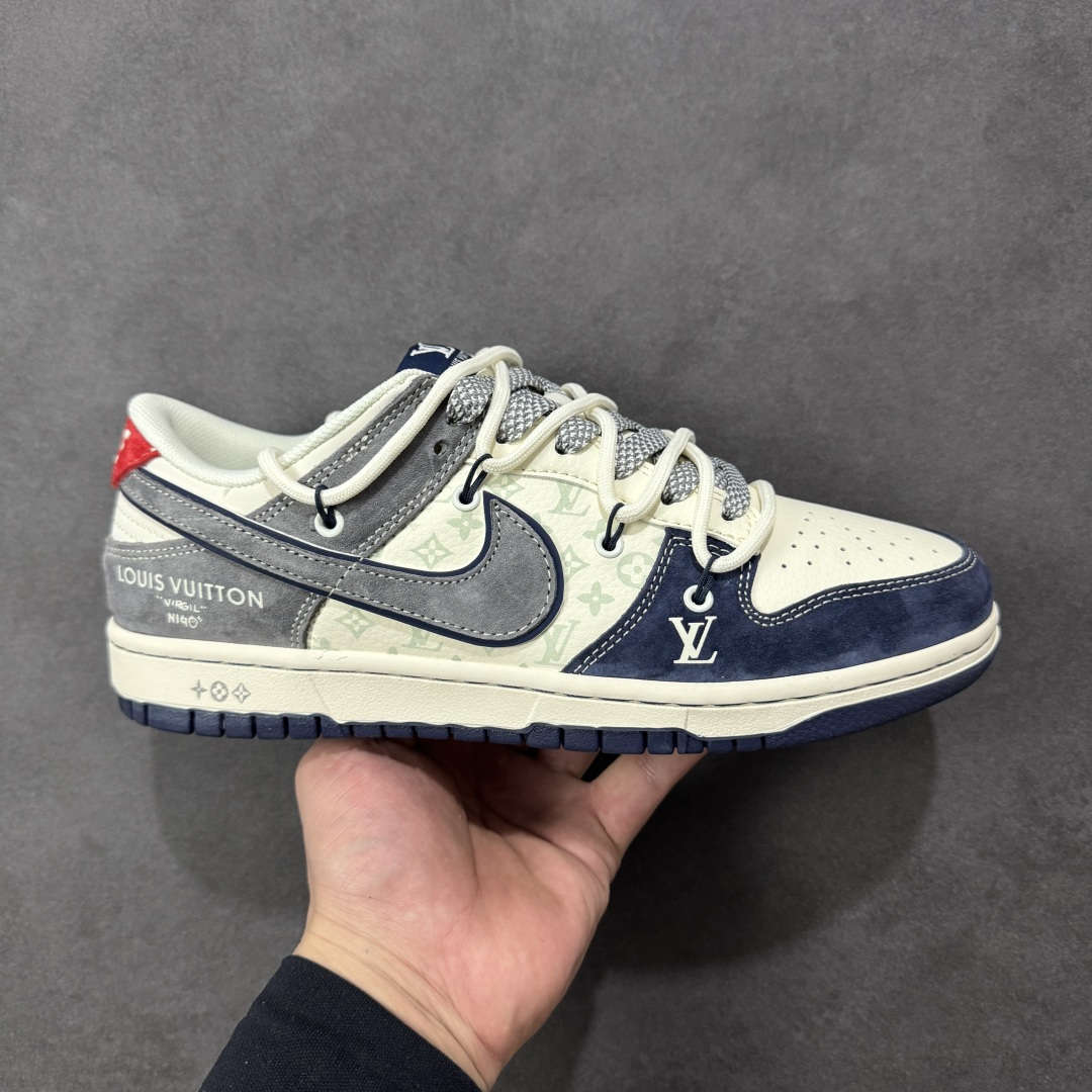 【定制版】Louis Vuitton x Nike Dunk SB Low 路易威登LV x 耐克 SB 低帮 蓝白灰解构双鞋带 鞋身整体以米白色皮革打造，搭配蓝色麂皮框架覆盖层，使鞋款十分百搭，鞋身两侧Swoosh Loggo采用灰色点缀，后跟装饰辅以红色制作，鞋舌上以LV字样呈现，鞋头处LV字样以白色点缀，后跟印有LLouis Vuitton字样，彰显联名身份；最后以米白色中底搭配蓝色橡胶外底完善整体设计收尾。 货号：CX5050-Y42 尺码：36 36.5 37.5 38 38.5 39 40 40.5 41 42 42.5 43 44 44.5 45 编码：GLB340350-选品中心