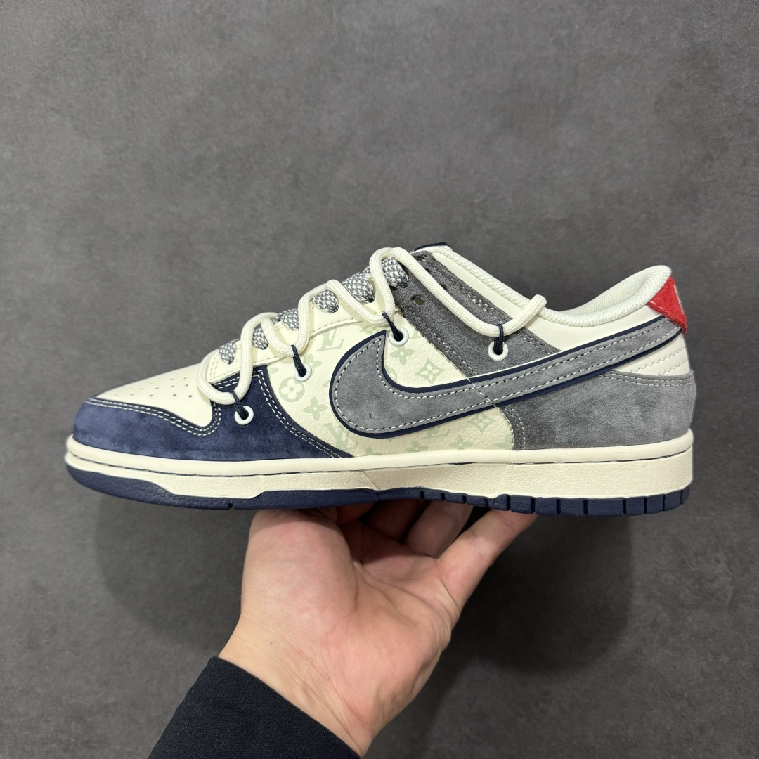 图片[2]-【定制版】Louis Vuitton x Nike Dunk SB Low 路易威登LV x 耐克 SB 低帮 蓝白灰解构双鞋带 鞋身整体以米白色皮革打造，搭配蓝色麂皮框架覆盖层，使鞋款十分百搭，鞋身两侧Swoosh Loggo采用灰色点缀，后跟装饰辅以红色制作，鞋舌上以LV字样呈现，鞋头处LV字样以白色点缀，后跟印有LLouis Vuitton字样，彰显联名身份；最后以米白色中底搭配蓝色橡胶外底完善整体设计收尾。 货号：CX5050-Y42 尺码：36 36.5 37.5 38 38.5 39 40 40.5 41 42 42.5 43 44 44.5 45 编码：GLB340350-选品中心