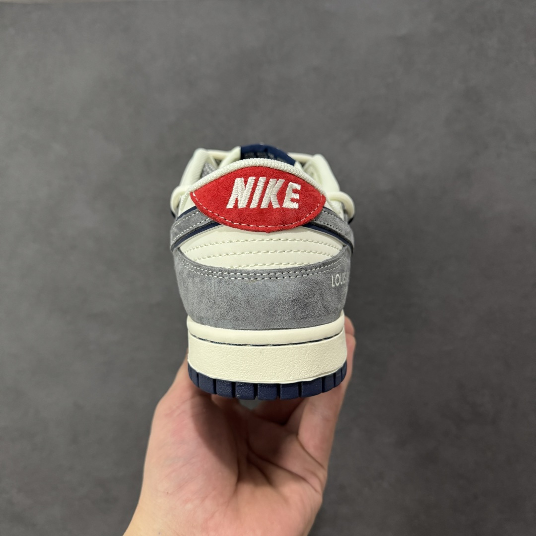 图片[4]-【定制版】Louis Vuitton x Nike Dunk SB Low 路易威登LV x 耐克 SB 低帮 蓝白灰解构双鞋带 鞋身整体以米白色皮革打造，搭配蓝色麂皮框架覆盖层，使鞋款十分百搭，鞋身两侧Swoosh Loggo采用灰色点缀，后跟装饰辅以红色制作，鞋舌上以LV字样呈现，鞋头处LV字样以白色点缀，后跟印有LLouis Vuitton字样，彰显联名身份；最后以米白色中底搭配蓝色橡胶外底完善整体设计收尾。 货号：CX5050-Y42 尺码：36 36.5 37.5 38 38.5 39 40 40.5 41 42 42.5 43 44 44.5 45 编码：GLB340350-选品中心