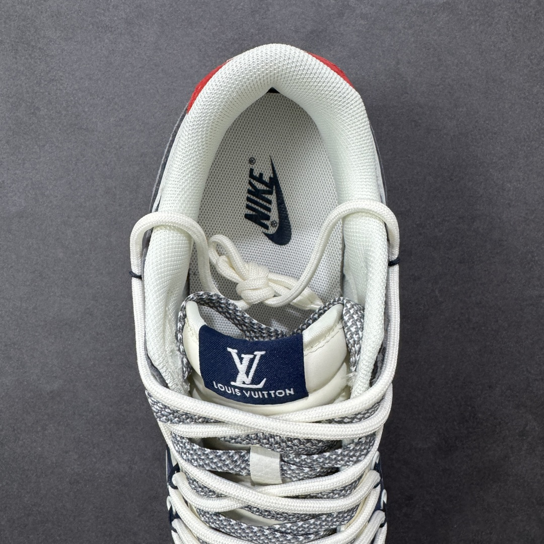 图片[7]-【定制版】Louis Vuitton x Nike Dunk SB Low 路易威登LV x 耐克 SB 低帮 蓝白灰解构双鞋带 鞋身整体以米白色皮革打造，搭配蓝色麂皮框架覆盖层，使鞋款十分百搭，鞋身两侧Swoosh Loggo采用灰色点缀，后跟装饰辅以红色制作，鞋舌上以LV字样呈现，鞋头处LV字样以白色点缀，后跟印有LLouis Vuitton字样，彰显联名身份；最后以米白色中底搭配蓝色橡胶外底完善整体设计收尾。 货号：CX5050-Y42 尺码：36 36.5 37.5 38 38.5 39 40 40.5 41 42 42.5 43 44 44.5 45 编码：GLB340350-选品中心