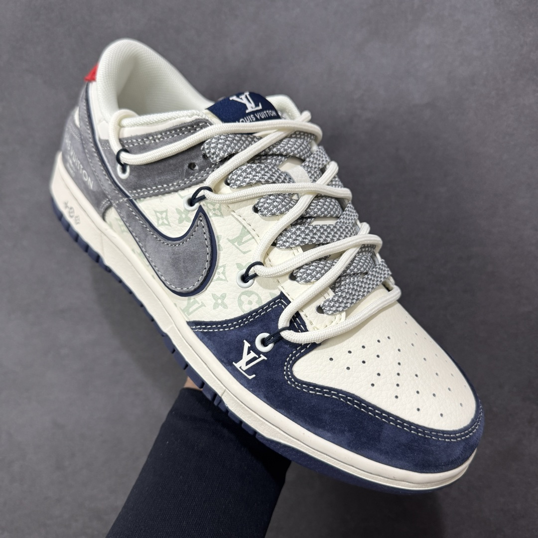 图片[3]-【定制版】Louis Vuitton x Nike Dunk SB Low 路易威登LV x 耐克 SB 低帮 蓝白灰解构双鞋带 鞋身整体以米白色皮革打造，搭配蓝色麂皮框架覆盖层，使鞋款十分百搭，鞋身两侧Swoosh Loggo采用灰色点缀，后跟装饰辅以红色制作，鞋舌上以LV字样呈现，鞋头处LV字样以白色点缀，后跟印有LLouis Vuitton字样，彰显联名身份；最后以米白色中底搭配蓝色橡胶外底完善整体设计收尾。 货号：CX5050-Y42 尺码：36 36.5 37.5 38 38.5 39 40 40.5 41 42 42.5 43 44 44.5 45 编码：GLB340350-选品中心