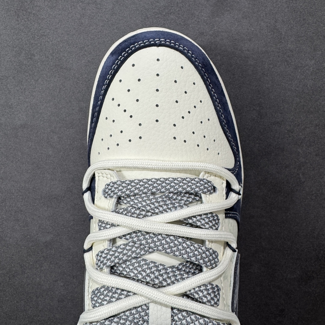 图片[8]-【定制版】Louis Vuitton x Nike Dunk SB Low 路易威登LV x 耐克 SB 低帮 蓝白灰解构双鞋带 鞋身整体以米白色皮革打造，搭配蓝色麂皮框架覆盖层，使鞋款十分百搭，鞋身两侧Swoosh Loggo采用灰色点缀，后跟装饰辅以红色制作，鞋舌上以LV字样呈现，鞋头处LV字样以白色点缀，后跟印有LLouis Vuitton字样，彰显联名身份；最后以米白色中底搭配蓝色橡胶外底完善整体设计收尾。 货号：CX5050-Y42 尺码：36 36.5 37.5 38 38.5 39 40 40.5 41 42 42.5 43 44 44.5 45 编码：GLB340350-选品中心