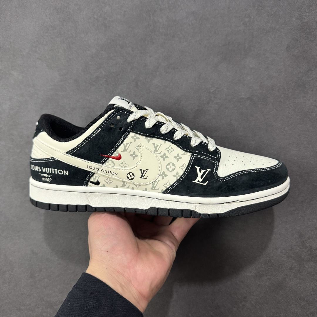 【定制版】Louis Vuitton x Nike Dunk SB Low 路易威登LV x 耐克 SB 低帮 黑白色 鞋身整体以白色皮革打造，搭配黑色麂皮框架覆盖层，使鞋款十分百搭，鞋舌绣标上以LV字样呈现，鞋身两侧的Swoosh Loggo采用白色点缀，后跟装饰片使用黑色制作，后跟Nike字样以白色刺绣妆点，鞋头处LV字样采用白色点缀，后跟印有LLouis Vuitton字样，彰显联名身份；最后以米白色中底搭配黑色橡胶外底完善整体设计收尾。 货号：KG6699-F02 尺码：36 36.5 37.5 38 38.5 39 40 40.5 41 42 42.5 43 44 44.5 45 编码：GLB320330-选品中心
