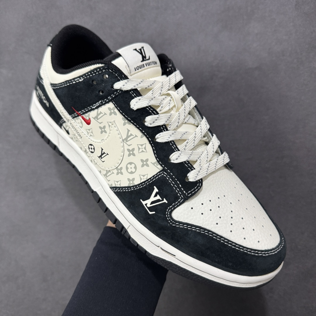 图片[3]-【定制版】Louis Vuitton x Nike Dunk SB Low 路易威登LV x 耐克 SB 低帮 黑白色 鞋身整体以白色皮革打造，搭配黑色麂皮框架覆盖层，使鞋款十分百搭，鞋舌绣标上以LV字样呈现，鞋身两侧的Swoosh Loggo采用白色点缀，后跟装饰片使用黑色制作，后跟Nike字样以白色刺绣妆点，鞋头处LV字样采用白色点缀，后跟印有LLouis Vuitton字样，彰显联名身份；最后以米白色中底搭配黑色橡胶外底完善整体设计收尾。 货号：KG6699-F02 尺码：36 36.5 37.5 38 38.5 39 40 40.5 41 42 42.5 43 44 44.5 45 编码：GLB320330-选品中心
