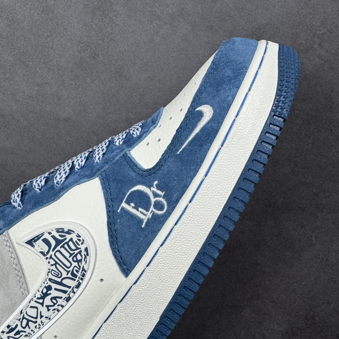 图片[5]-【定制版】奢潮碰撞，经典重塑｜Nike Air Force 1 Low x Dior联名定制款！当高奢顶流Dior遇上街头经典Nike Air Force 1 Low，这双SS1979-010直接将奢潮融合的美学玩到了极致！鞋身以雾霾蓝翻毛皮搭配米白荔枝纹皮革，拼接浅灰麂皮打造出层次丰富的视觉质感；Dior经典的Oblique老花铺满Swoosh，鞋侧的CD字母标识与鞋头迷你勾刺绣遥相呼应，奢牌基因与街头符号的碰撞毫无违和感。经典的AIR气垫大底保留了AF1的复古灵魂，上脚既能踩出舒适脚感，又能轻松拿捏高街与奢雅的双重风格。不管是搭配高街工装还是轻奢休闲装，这双定制款AF1都能成为造型的点睛之笔，让你在潮流圈层里轻松脱颖而出！ 尺码：36-45 编码：HXSA310320-选品中心