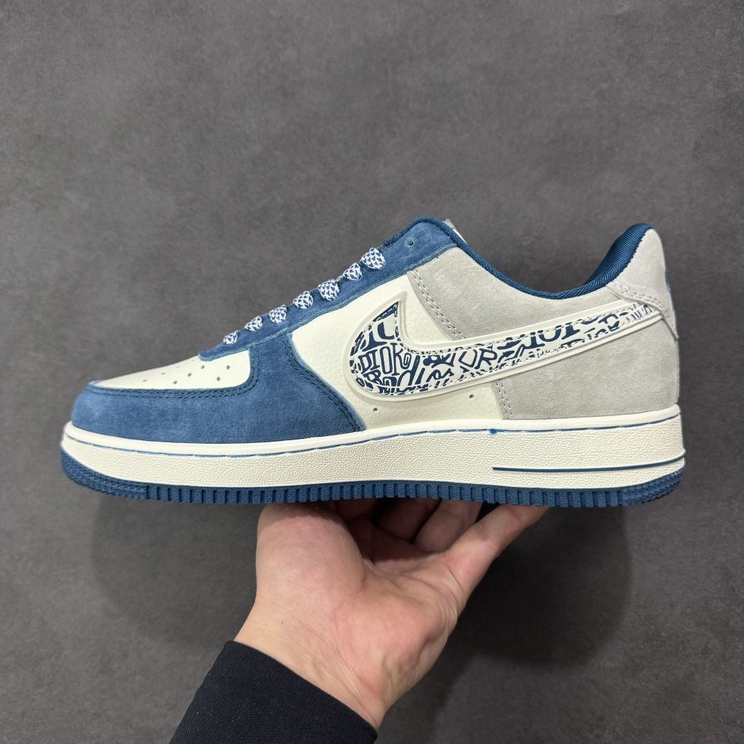 图片[2]-【定制版】奢潮碰撞，经典重塑｜Nike Air Force 1 Low x Dior联名定制款！当高奢顶流Dior遇上街头经典Nike Air Force 1 Low，这双SS1979-010直接将奢潮融合的美学玩到了极致！鞋身以雾霾蓝翻毛皮搭配米白荔枝纹皮革，拼接浅灰麂皮打造出层次丰富的视觉质感；Dior经典的Oblique老花铺满Swoosh，鞋侧的CD字母标识与鞋头迷你勾刺绣遥相呼应，奢牌基因与街头符号的碰撞毫无违和感。经典的AIR气垫大底保留了AF1的复古灵魂，上脚既能踩出舒适脚感，又能轻松拿捏高街与奢雅的双重风格。不管是搭配高街工装还是轻奢休闲装，这双定制款AF1都能成为造型的点睛之笔，让你在潮流圈层里轻松脱颖而出！ 尺码：36-45 编码：HXSA310320-选品中心