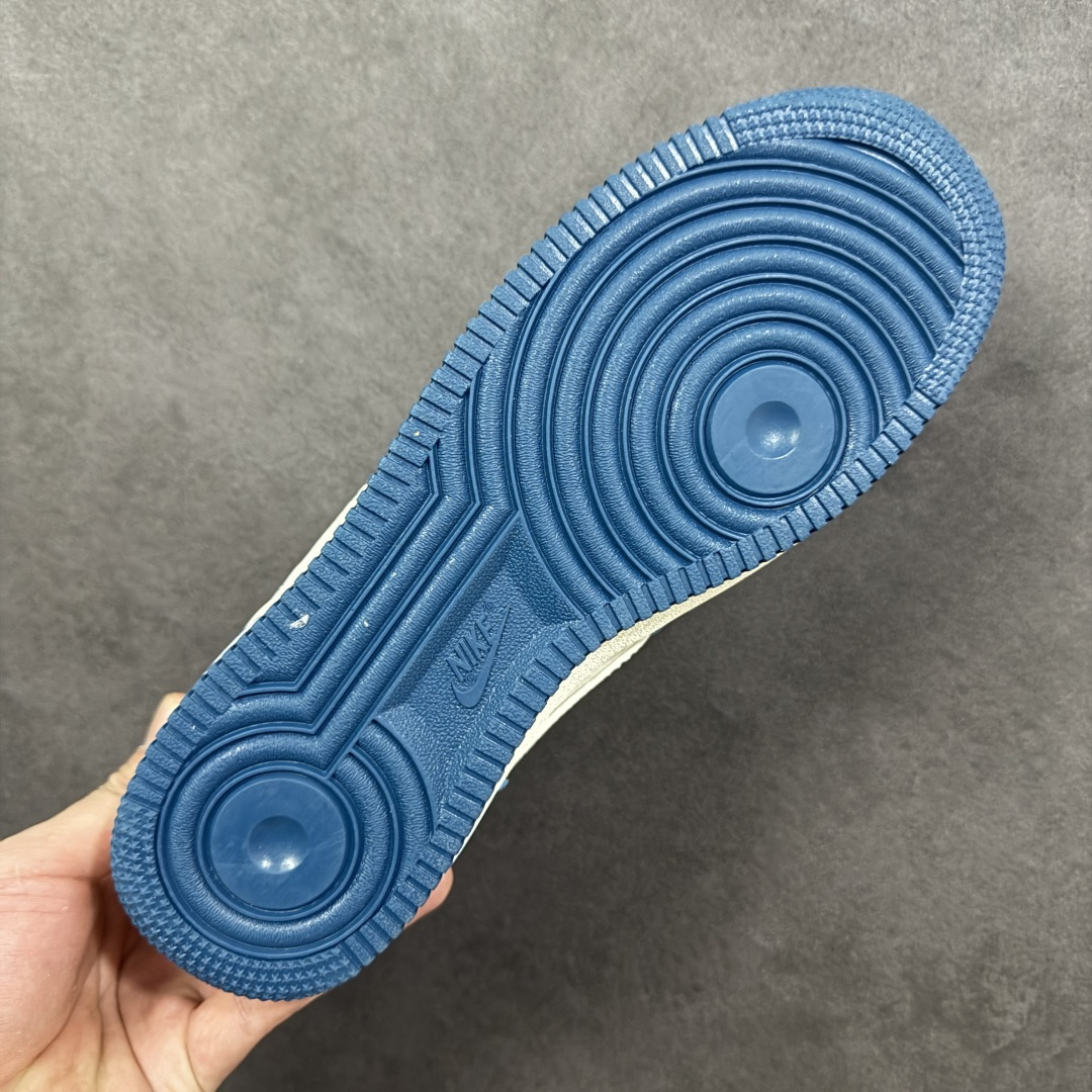 图片[9]-【定制版】奢潮碰撞，经典重塑｜Nike Air Force 1 Low x Dior联名定制款！当高奢顶流Dior遇上街头经典Nike Air Force 1 Low，这双SS1979-010直接将奢潮融合的美学玩到了极致！鞋身以雾霾蓝翻毛皮搭配米白荔枝纹皮革，拼接浅灰麂皮打造出层次丰富的视觉质感；Dior经典的Oblique老花铺满Swoosh，鞋侧的CD字母标识与鞋头迷你勾刺绣遥相呼应，奢牌基因与街头符号的碰撞毫无违和感。经典的AIR气垫大底保留了AF1的复古灵魂，上脚既能踩出舒适脚感，又能轻松拿捏高街与奢雅的双重风格。不管是搭配高街工装还是轻奢休闲装，这双定制款AF1都能成为造型的点睛之笔，让你在潮流圈层里轻松脱颖而出！ 尺码：36-45 编码：HXSA310320-选品中心