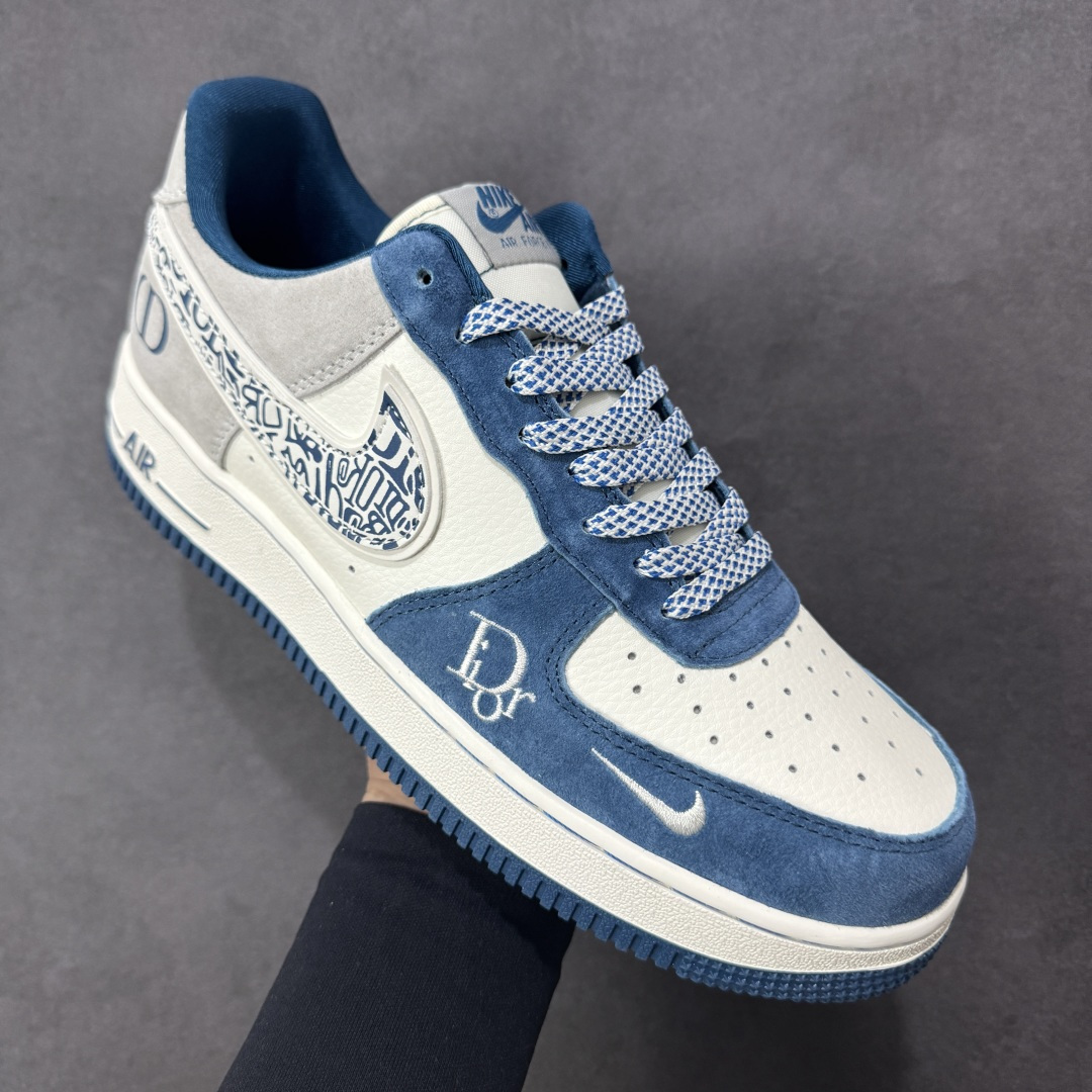 图片[3]-【定制版】奢潮碰撞，经典重塑｜Nike Air Force 1 Low x Dior联名定制款！当高奢顶流Dior遇上街头经典Nike Air Force 1 Low，这双SS1979-010直接将奢潮融合的美学玩到了极致！鞋身以雾霾蓝翻毛皮搭配米白荔枝纹皮革，拼接浅灰麂皮打造出层次丰富的视觉质感；Dior经典的Oblique老花铺满Swoosh，鞋侧的CD字母标识与鞋头迷你勾刺绣遥相呼应，奢牌基因与街头符号的碰撞毫无违和感。经典的AIR气垫大底保留了AF1的复古灵魂，上脚既能踩出舒适脚感，又能轻松拿捏高街与奢雅的双重风格。不管是搭配高街工装还是轻奢休闲装，这双定制款AF1都能成为造型的点睛之笔，让你在潮流圈层里轻松脱颖而出！ 尺码：36-45 编码：HXSA310320-选品中心