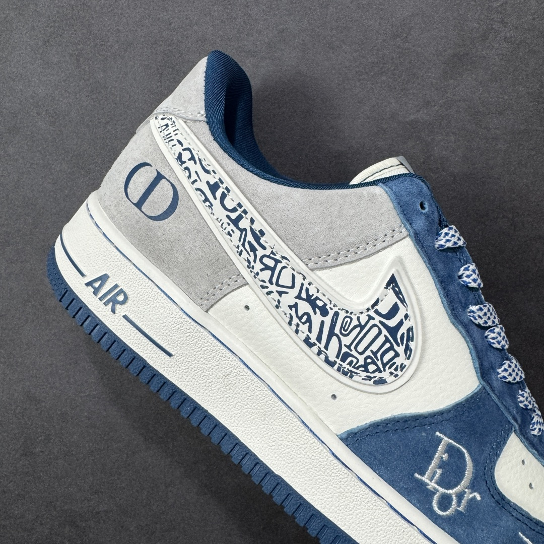 图片[6]-【定制版】奢潮碰撞，经典重塑｜Nike Air Force 1 Low x Dior联名定制款！当高奢顶流Dior遇上街头经典Nike Air Force 1 Low，这双SS1979-010直接将奢潮融合的美学玩到了极致！鞋身以雾霾蓝翻毛皮搭配米白荔枝纹皮革，拼接浅灰麂皮打造出层次丰富的视觉质感；Dior经典的Oblique老花铺满Swoosh，鞋侧的CD字母标识与鞋头迷你勾刺绣遥相呼应，奢牌基因与街头符号的碰撞毫无违和感。经典的AIR气垫大底保留了AF1的复古灵魂，上脚既能踩出舒适脚感，又能轻松拿捏高街与奢雅的双重风格。不管是搭配高街工装还是轻奢休闲装，这双定制款AF1都能成为造型的点睛之笔，让你在潮流圈层里轻松脱颖而出！ 尺码：36-45 编码：HXSA310320-选品中心