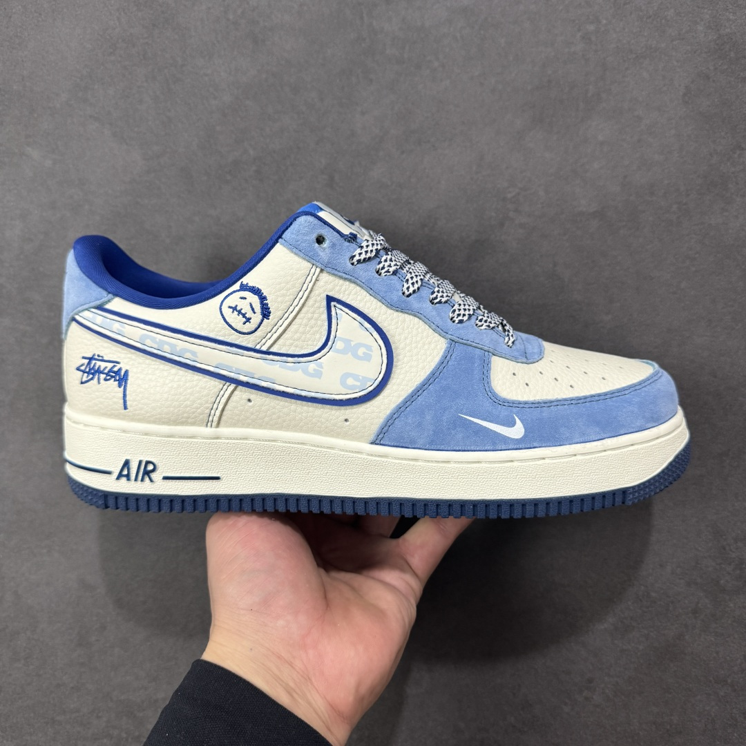 【定制版】蓝白格调，经典焕新｜Nike Air Force 1 Low Stüssy联名款！当经典的Air Force 1 Low遇上街头潮牌Stüssy的不羁灵魂，这双SY1388-020直接把复古与潮流焊死在鞋面上！奶白皮革打底，搭配北卡蓝翻毛皮鞋头与鞋帮，撞色层次感拉满；鞋身遍布Stüssy手写签名、标志性小人logo，还有专属金属吊牌点缀，细节处全是街头态度。经典的AIR鞋底搭配Nike小勾刺绣，复古DNA刻进骨子里，上脚既适配日常穿搭，又能轻松成为造型焦点。不管是滑板街头还是城市通勤，这双蓝白配色的AF1联名款，都是你鞋柜里不可错过的潮流硬通货！ 尺码：36-45 编码：HXSA310320-选品中心