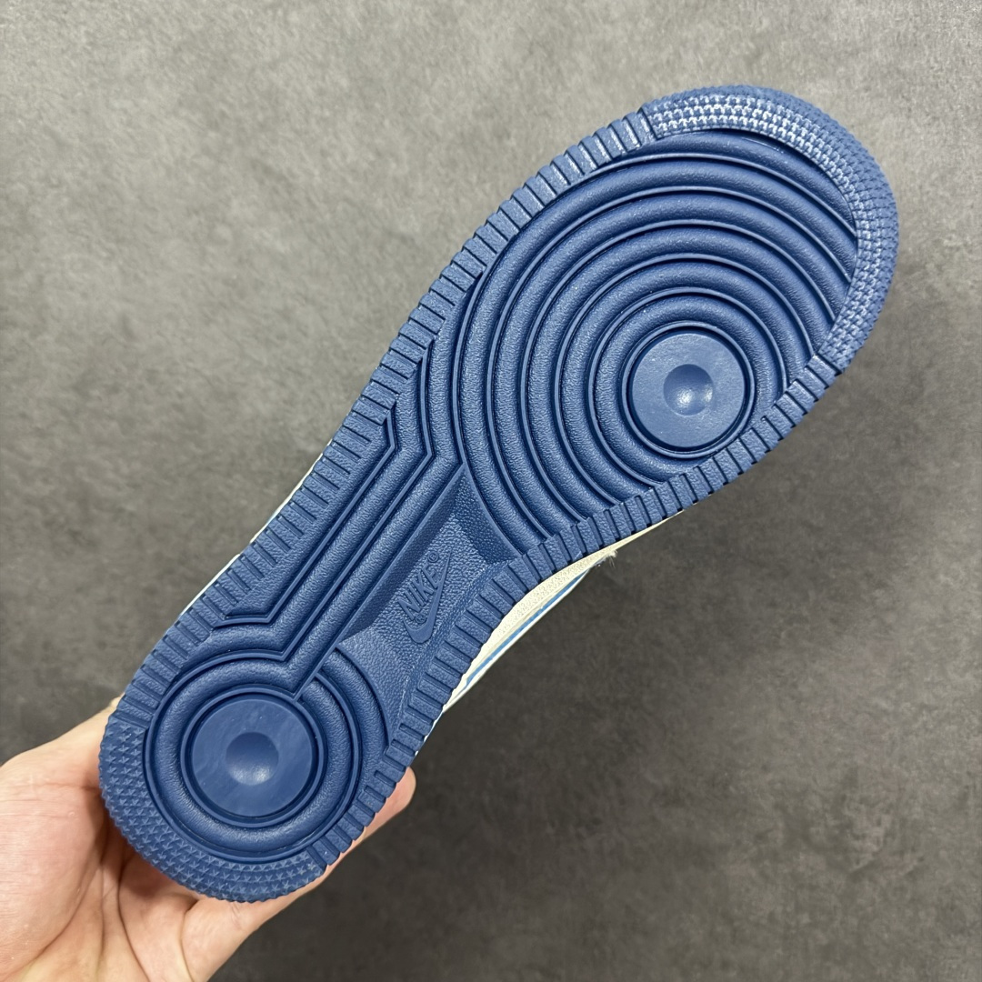 图片[9]-【定制版】蓝白格调，经典焕新｜Nike Air Force 1 Low Stüssy联名款！当经典的Air Force 1 Low遇上街头潮牌Stüssy的不羁灵魂，这双SY1388-020直接把复古与潮流焊死在鞋面上！奶白皮革打底，搭配北卡蓝翻毛皮鞋头与鞋帮，撞色层次感拉满；鞋身遍布Stüssy手写签名、标志性小人logo，还有专属金属吊牌点缀，细节处全是街头态度。经典的AIR鞋底搭配Nike小勾刺绣，复古DNA刻进骨子里，上脚既适配日常穿搭，又能轻松成为造型焦点。不管是滑板街头还是城市通勤，这双蓝白配色的AF1联名款，都是你鞋柜里不可错过的潮流硬通货！ 尺码：36-45 编码：HXSA310320-选品中心