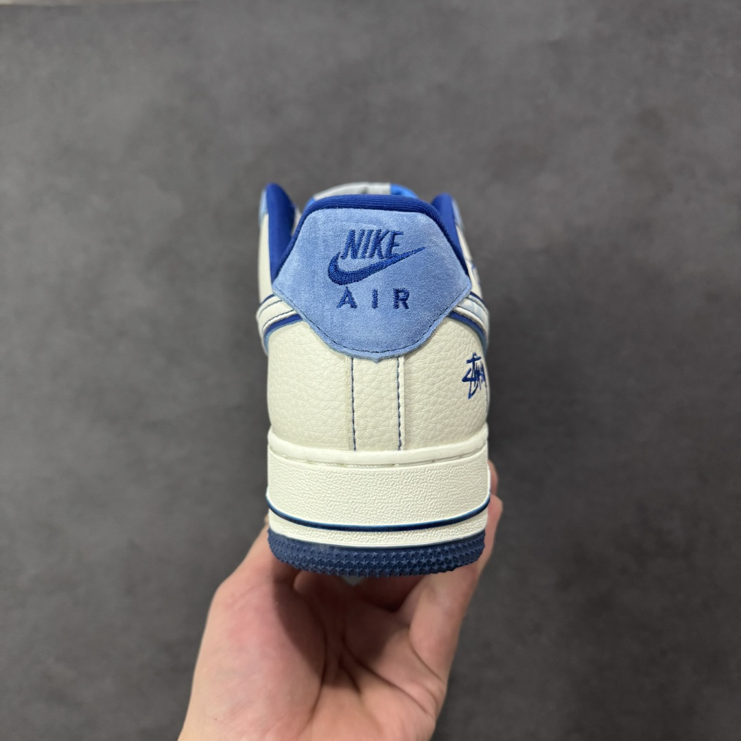 图片[4]-【定制版】蓝白格调，经典焕新｜Nike Air Force 1 Low Stüssy联名款！当经典的Air Force 1 Low遇上街头潮牌Stüssy的不羁灵魂，这双SY1388-020直接把复古与潮流焊死在鞋面上！奶白皮革打底，搭配北卡蓝翻毛皮鞋头与鞋帮，撞色层次感拉满；鞋身遍布Stüssy手写签名、标志性小人logo，还有专属金属吊牌点缀，细节处全是街头态度。经典的AIR鞋底搭配Nike小勾刺绣，复古DNA刻进骨子里，上脚既适配日常穿搭，又能轻松成为造型焦点。不管是滑板街头还是城市通勤，这双蓝白配色的AF1联名款，都是你鞋柜里不可错过的潮流硬通货！ 尺码：36-45 编码：HXSA310320-选品中心