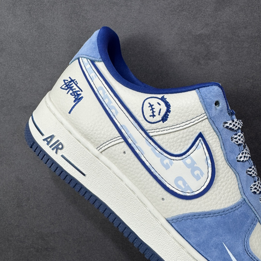 图片[6]-【定制版】蓝白格调，经典焕新｜Nike Air Force 1 Low Stüssy联名款！当经典的Air Force 1 Low遇上街头潮牌Stüssy的不羁灵魂，这双SY1388-020直接把复古与潮流焊死在鞋面上！奶白皮革打底，搭配北卡蓝翻毛皮鞋头与鞋帮，撞色层次感拉满；鞋身遍布Stüssy手写签名、标志性小人logo，还有专属金属吊牌点缀，细节处全是街头态度。经典的AIR鞋底搭配Nike小勾刺绣，复古DNA刻进骨子里，上脚既适配日常穿搭，又能轻松成为造型焦点。不管是滑板街头还是城市通勤，这双蓝白配色的AF1联名款，都是你鞋柜里不可错过的潮流硬通货！ 尺码：36-45 编码：HXSA310320-选品中心