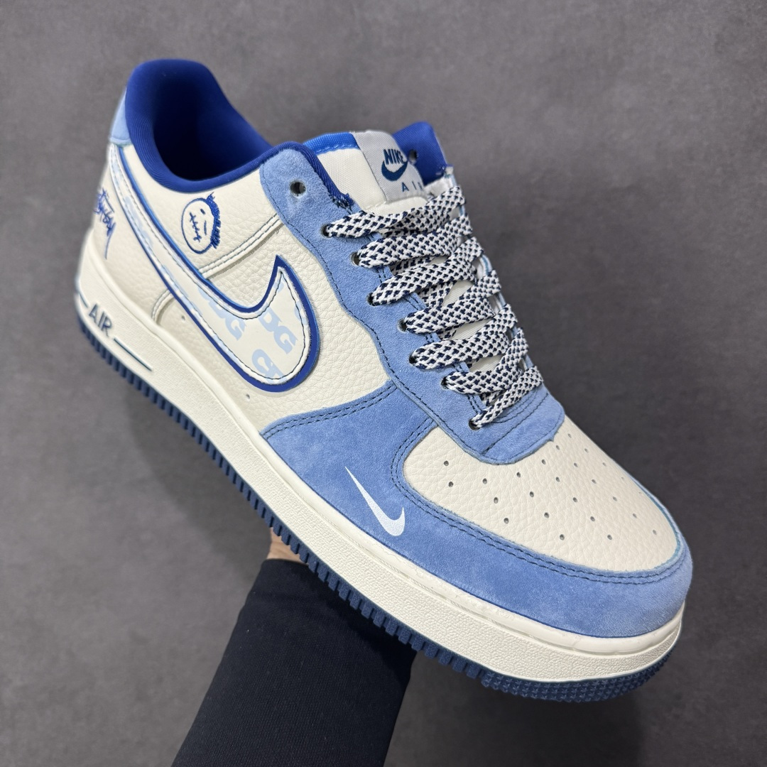 图片[3]-【定制版】蓝白格调，经典焕新｜Nike Air Force 1 Low Stüssy联名款！当经典的Air Force 1 Low遇上街头潮牌Stüssy的不羁灵魂，这双SY1388-020直接把复古与潮流焊死在鞋面上！奶白皮革打底，搭配北卡蓝翻毛皮鞋头与鞋帮，撞色层次感拉满；鞋身遍布Stüssy手写签名、标志性小人logo，还有专属金属吊牌点缀，细节处全是街头态度。经典的AIR鞋底搭配Nike小勾刺绣，复古DNA刻进骨子里，上脚既适配日常穿搭，又能轻松成为造型焦点。不管是滑板街头还是城市通勤，这双蓝白配色的AF1联名款，都是你鞋柜里不可错过的潮流硬通货！ 尺码：36-45 编码：HXSA310320-选品中心