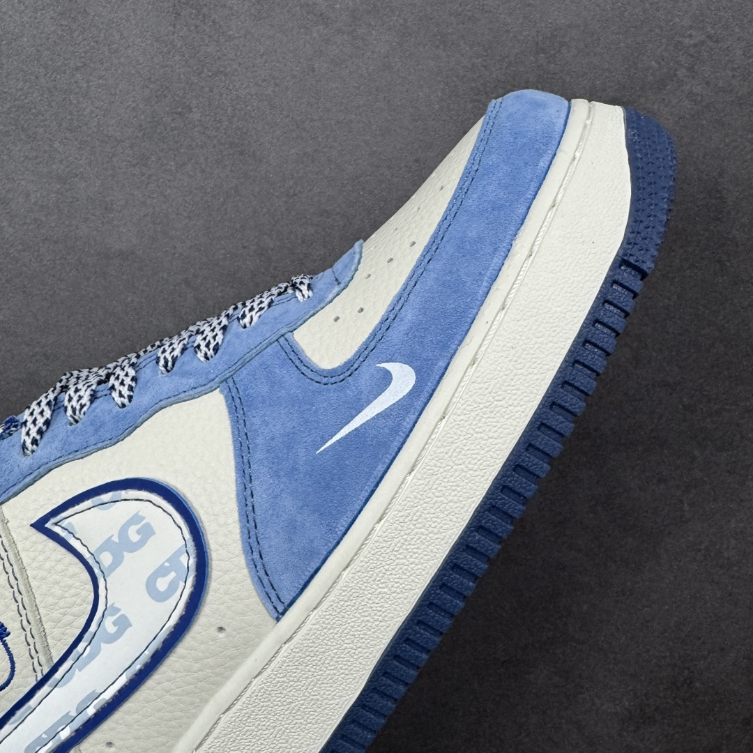 图片[5]-【定制版】蓝白格调，经典焕新｜Nike Air Force 1 Low Stüssy联名款！当经典的Air Force 1 Low遇上街头潮牌Stüssy的不羁灵魂，这双SY1388-020直接把复古与潮流焊死在鞋面上！奶白皮革打底，搭配北卡蓝翻毛皮鞋头与鞋帮，撞色层次感拉满；鞋身遍布Stüssy手写签名、标志性小人logo，还有专属金属吊牌点缀，细节处全是街头态度。经典的AIR鞋底搭配Nike小勾刺绣，复古DNA刻进骨子里，上脚既适配日常穿搭，又能轻松成为造型焦点。不管是滑板街头还是城市通勤，这双蓝白配色的AF1联名款，都是你鞋柜里不可错过的潮流硬通货！ 尺码：36-45 编码：HXSA310320-选品中心