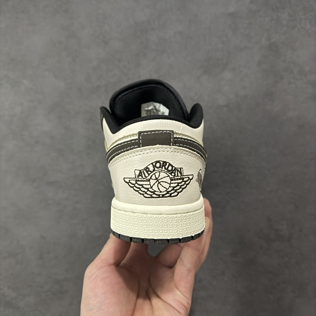 图片[4]-【定制版】街头闪电，潮范拉满｜Air Jordan 1 Low 闪电定制款LR8888-018当经典AJ1 Low遇上闪电元素的潮酷改造，这双LR8888-018直接把街头个性玩出了新高度！鞋身以黑棕灰三色皮革拼接打底，做旧泼墨纹理晕染出复古做旧感，鞋侧Swoosh融入闪电图案设计，后跟的闪电标识与鞋头迷你闪电勾遥相呼应，每一处细节都透着不羁的街头态度。浅米色中底搭配黑色外底，保留了AJ1 Low的经典轮廓，上脚既能适配工装、休闲等多种穿搭风格，又能瞬间成为造型的视觉核心。不管是炸街出街还是日常通勤，这双闪电定制款AJ1 Low都是潮流玩家的必备单品，让你在街头潮流里轻松玩转出圈风格！ 尺码：36-45 编码：HXSB330340-选品中心