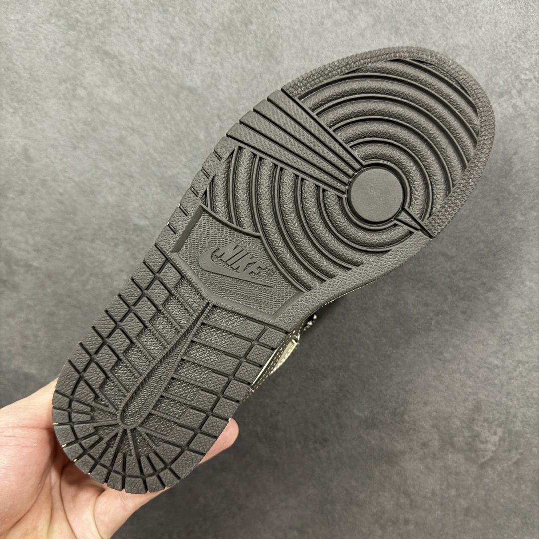 图片[9]-【定制版】街头闪电，潮范拉满｜Air Jordan 1 Low 闪电定制款LR8888-018当经典AJ1 Low遇上闪电元素的潮酷改造，这双LR8888-018直接把街头个性玩出了新高度！鞋身以黑棕灰三色皮革拼接打底，做旧泼墨纹理晕染出复古做旧感，鞋侧Swoosh融入闪电图案设计，后跟的闪电标识与鞋头迷你闪电勾遥相呼应，每一处细节都透着不羁的街头态度。浅米色中底搭配黑色外底，保留了AJ1 Low的经典轮廓，上脚既能适配工装、休闲等多种穿搭风格，又能瞬间成为造型的视觉核心。不管是炸街出街还是日常通勤，这双闪电定制款AJ1 Low都是潮流玩家的必备单品，让你在街头潮流里轻松玩转出圈风格！ 尺码：36-45 编码：HXSB330340-选品中心