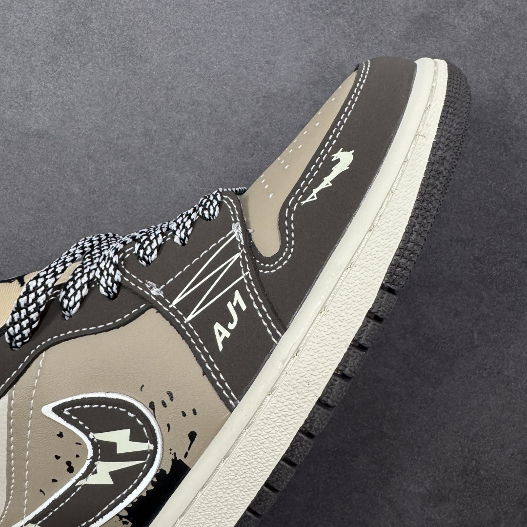 图片[5]-【定制版】街头闪电，潮范拉满｜Air Jordan 1 Low 闪电定制款LR8888-018当经典AJ1 Low遇上闪电元素的潮酷改造，这双LR8888-018直接把街头个性玩出了新高度！鞋身以黑棕灰三色皮革拼接打底，做旧泼墨纹理晕染出复古做旧感，鞋侧Swoosh融入闪电图案设计，后跟的闪电标识与鞋头迷你闪电勾遥相呼应，每一处细节都透着不羁的街头态度。浅米色中底搭配黑色外底，保留了AJ1 Low的经典轮廓，上脚既能适配工装、休闲等多种穿搭风格，又能瞬间成为造型的视觉核心。不管是炸街出街还是日常通勤，这双闪电定制款AJ1 Low都是潮流玩家的必备单品，让你在街头潮流里轻松玩转出圈风格！ 尺码：36-45 编码：HXSB330340-选品中心