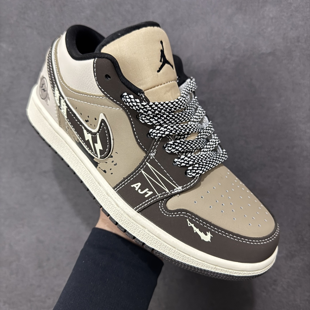 图片[3]-【定制版】街头闪电，潮范拉满｜Air Jordan 1 Low 闪电定制款LR8888-018当经典AJ1 Low遇上闪电元素的潮酷改造，这双LR8888-018直接把街头个性玩出了新高度！鞋身以黑棕灰三色皮革拼接打底，做旧泼墨纹理晕染出复古做旧感，鞋侧Swoosh融入闪电图案设计，后跟的闪电标识与鞋头迷你闪电勾遥相呼应，每一处细节都透着不羁的街头态度。浅米色中底搭配黑色外底，保留了AJ1 Low的经典轮廓，上脚既能适配工装、休闲等多种穿搭风格，又能瞬间成为造型的视觉核心。不管是炸街出街还是日常通勤，这双闪电定制款AJ1 Low都是潮流玩家的必备单品，让你在街头潮流里轻松玩转出圈风格！ 尺码：36-45 编码：HXSB330340-选品中心