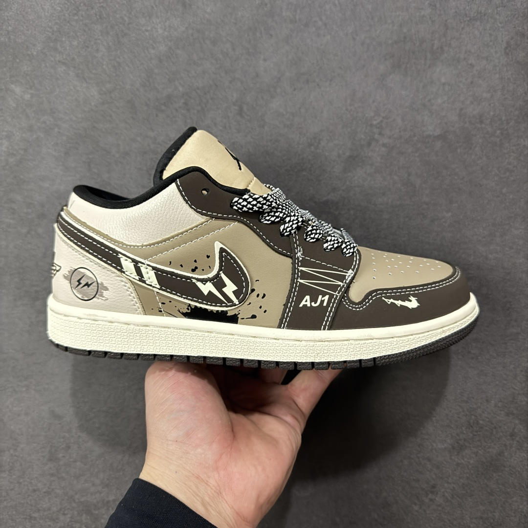 【定制版】街头闪电，潮范拉满｜Air Jordan 1 Low 闪电定制款LR8888-018当经典AJ1 Low遇上闪电元素的潮酷改造，这双LR8888-018直接把街头个性玩出了新高度！鞋身以黑棕灰三色皮革拼接打底，做旧泼墨纹理晕染出复古做旧感，鞋侧Swoosh融入闪电图案设计，后跟的闪电标识与鞋头迷你闪电勾遥相呼应，每一处细节都透着不羁的街头态度。浅米色中底搭配黑色外底，保留了AJ1 Low的经典轮廓，上脚既能适配工装、休闲等多种穿搭风格，又能瞬间成为造型的视觉核心。不管是炸街出街还是日常通勤，这双闪电定制款AJ1 Low都是潮流玩家的必备单品，让你在街头潮流里轻松玩转出圈风格！ 尺码：36-45 编码：HXSB330340-选品中心