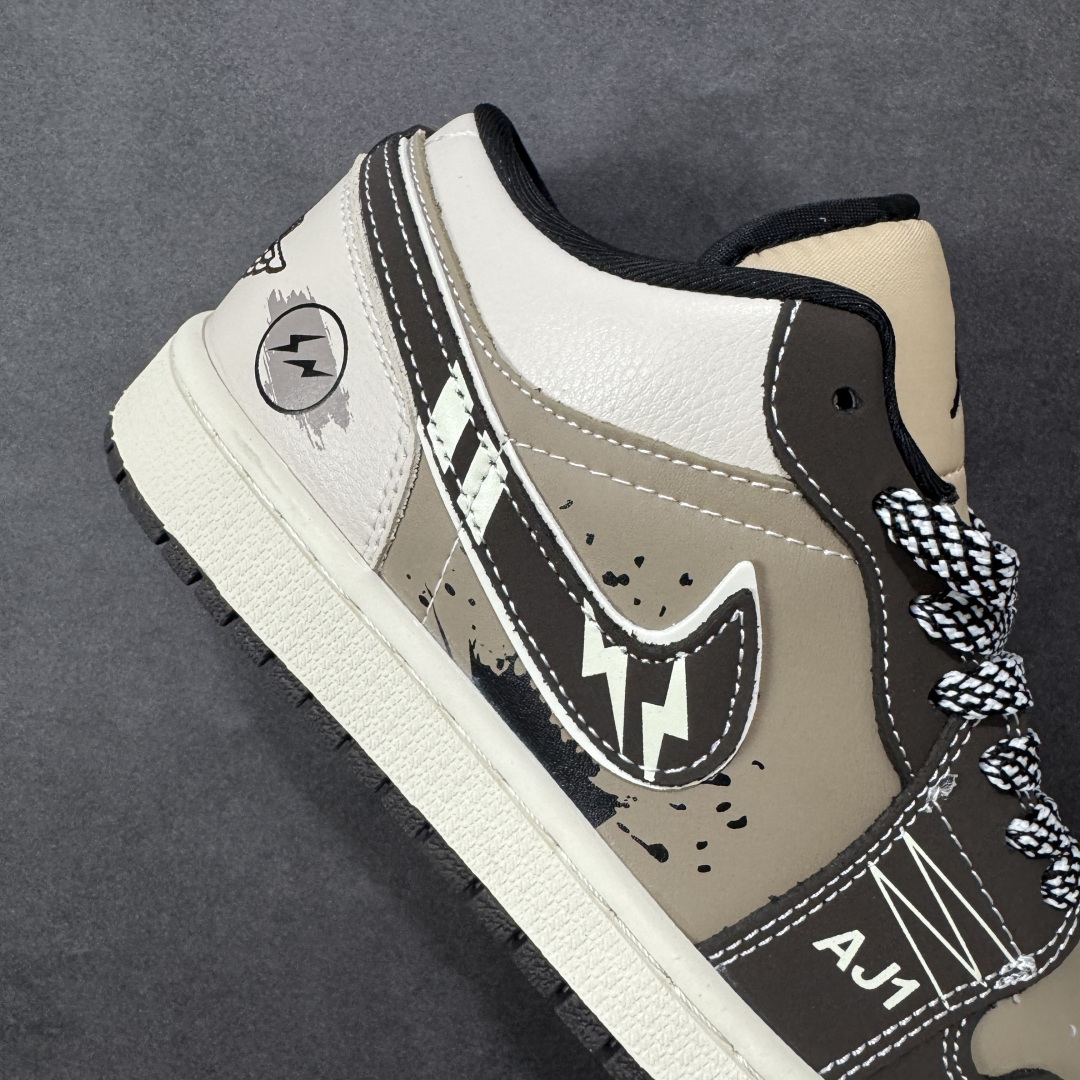 图片[6]-【定制版】街头闪电，潮范拉满｜Air Jordan 1 Low 闪电定制款LR8888-018当经典AJ1 Low遇上闪电元素的潮酷改造，这双LR8888-018直接把街头个性玩出了新高度！鞋身以黑棕灰三色皮革拼接打底，做旧泼墨纹理晕染出复古做旧感，鞋侧Swoosh融入闪电图案设计，后跟的闪电标识与鞋头迷你闪电勾遥相呼应，每一处细节都透着不羁的街头态度。浅米色中底搭配黑色外底，保留了AJ1 Low的经典轮廓，上脚既能适配工装、休闲等多种穿搭风格，又能瞬间成为造型的视觉核心。不管是炸街出街还是日常通勤，这双闪电定制款AJ1 Low都是潮流玩家的必备单品，让你在街头潮流里轻松玩转出圈风格！ 尺码：36-45 编码：HXSB330340-选品中心