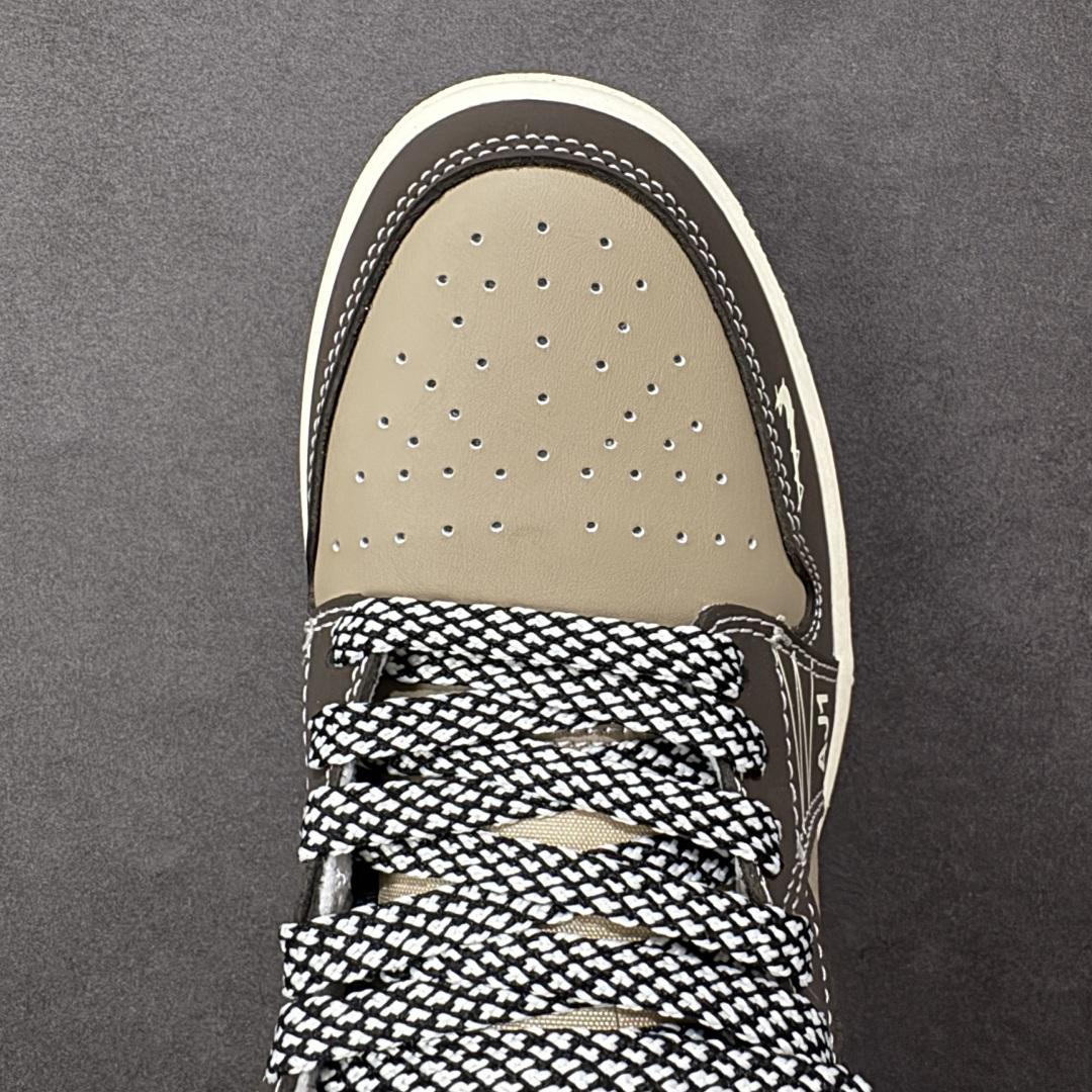 图片[8]-【定制版】街头闪电，潮范拉满｜Air Jordan 1 Low 闪电定制款LR8888-018当经典AJ1 Low遇上闪电元素的潮酷改造，这双LR8888-018直接把街头个性玩出了新高度！鞋身以黑棕灰三色皮革拼接打底，做旧泼墨纹理晕染出复古做旧感，鞋侧Swoosh融入闪电图案设计，后跟的闪电标识与鞋头迷你闪电勾遥相呼应，每一处细节都透着不羁的街头态度。浅米色中底搭配黑色外底，保留了AJ1 Low的经典轮廓，上脚既能适配工装、休闲等多种穿搭风格，又能瞬间成为造型的视觉核心。不管是炸街出街还是日常通勤，这双闪电定制款AJ1 Low都是潮流玩家的必备单品，让你在街头潮流里轻松玩转出圈风格！ 尺码：36-45 编码：HXSB330340-选品中心