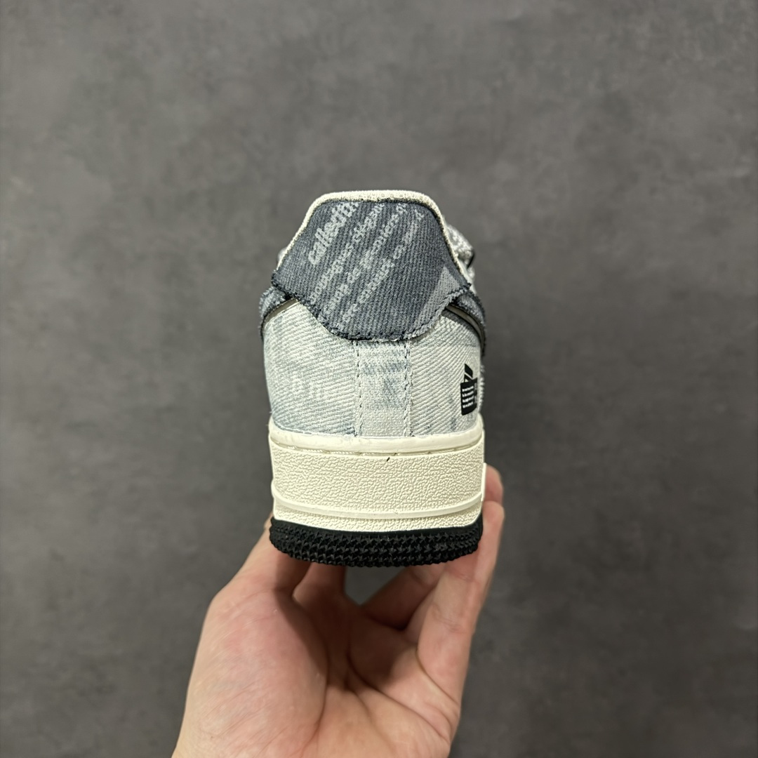 图片[4]-【定制版】手绘涂鸦“暗黑涂鸦”Nike Air Force 1 “Dark Gothic Graffiti”空军一号定制板鞋 暗黑美学为底色：灰白做旧基底叠加深灰涂鸦笔触，“WEDNESDAY” 字样与 “CARPE DIEM” 标语自带冷感气场，做旧毛边、拼接材质更添复古颓废质感。把剧里的疏离酷感穿在脚上，每一处手绘细节都是暗黑风格的具象表达，是自带 “生人勿近” 氛围的潮酷单品 货号：FB0607-110 尺码： 36 36.5 37.5 38 38.5 39 40 40.5 41 42 42.5 43 44 44.5 45 编码：HXSA310320-选品中心