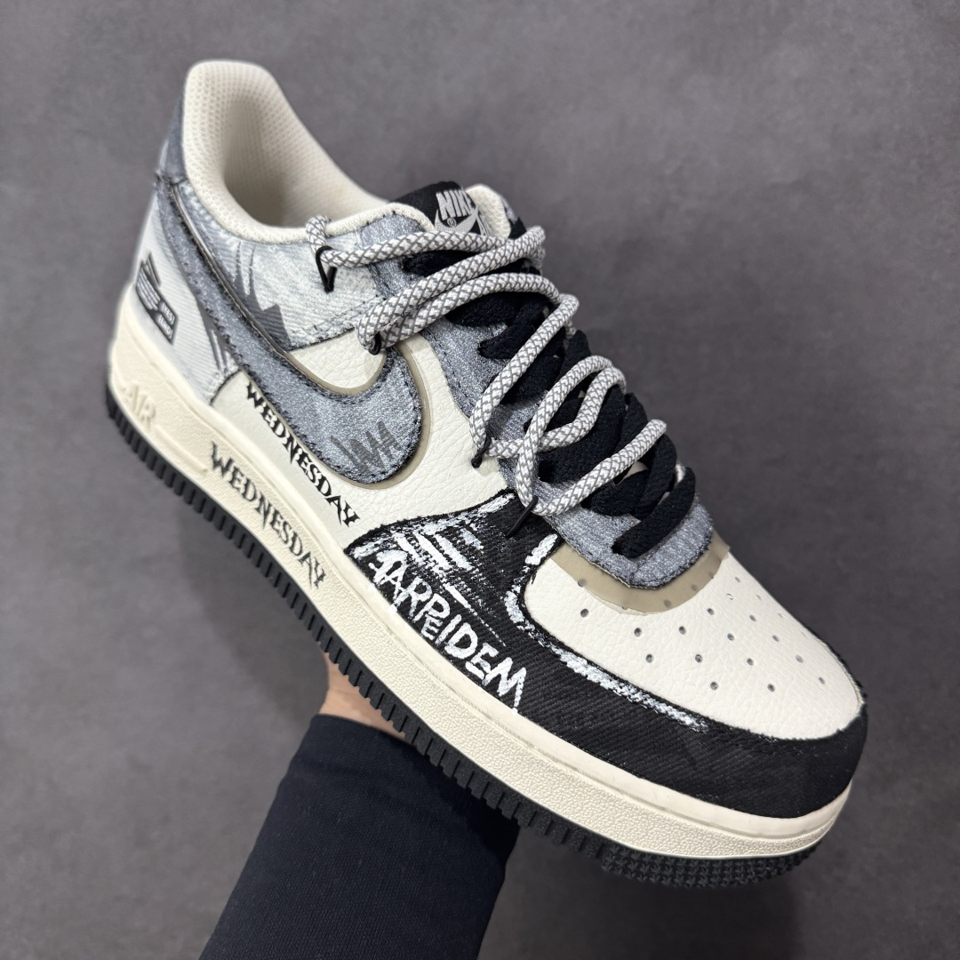 图片[3]-【定制版】手绘涂鸦“暗黑涂鸦”Nike Air Force 1 “Dark Gothic Graffiti”空军一号定制板鞋 暗黑美学为底色：灰白做旧基底叠加深灰涂鸦笔触，“WEDNESDAY” 字样与 “CARPE DIEM” 标语自带冷感气场，做旧毛边、拼接材质更添复古颓废质感。把剧里的疏离酷感穿在脚上，每一处手绘细节都是暗黑风格的具象表达，是自带 “生人勿近” 氛围的潮酷单品 货号：FB0607-110 尺码： 36 36.5 37.5 38 38.5 39 40 40.5 41 42 42.5 43 44 44.5 45 编码：HXSA310320-选品中心