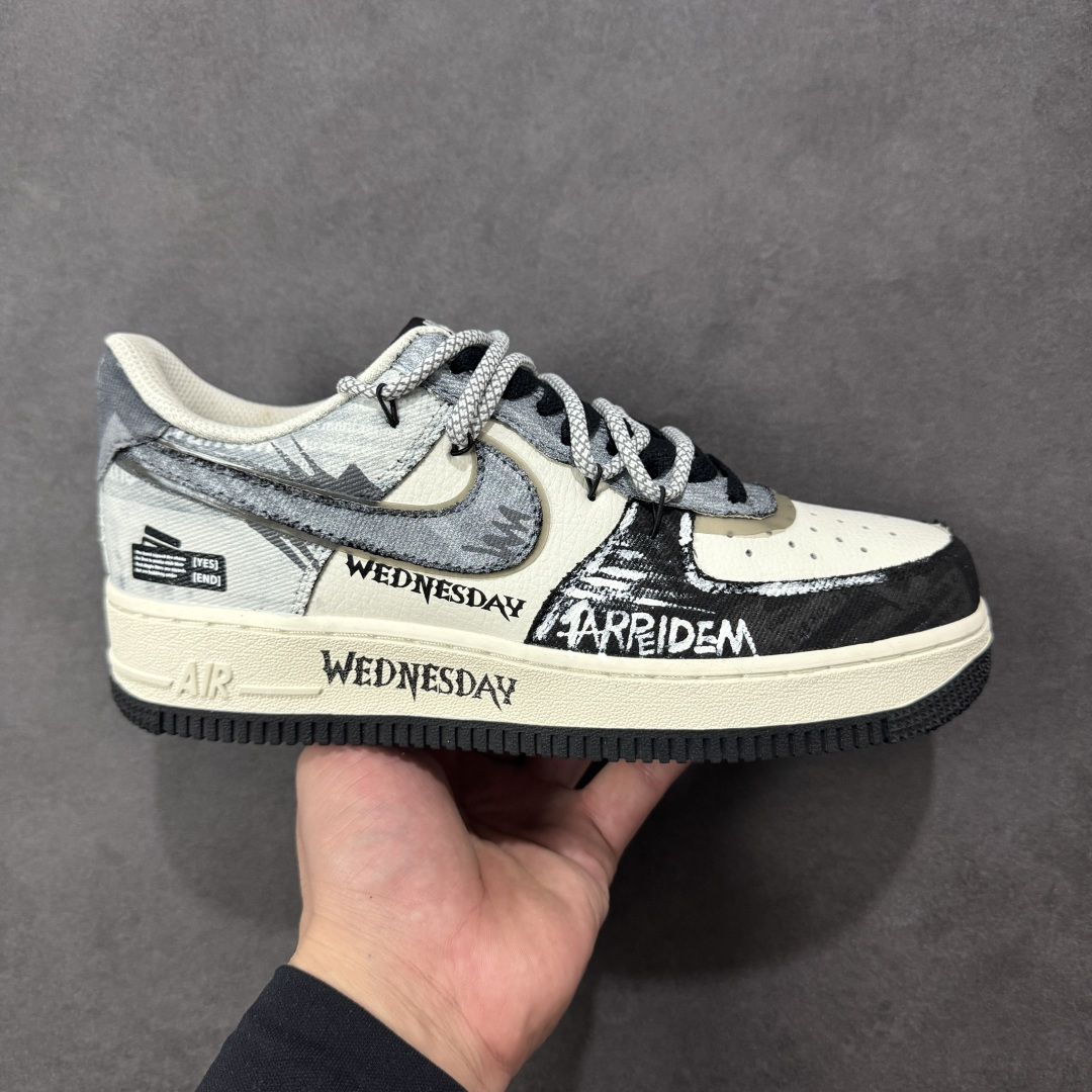 【定制版】手绘涂鸦“暗黑涂鸦”Nike Air Force 1 “Dark Gothic Graffiti”空军一号定制板鞋 暗黑美学为底色：灰白做旧基底叠加深灰涂鸦笔触，“WEDNESDAY” 字样与 “CARPE DIEM” 标语自带冷感气场，做旧毛边、拼接材质更添复古颓废质感。把剧里的疏离酷感穿在脚上，每一处手绘细节都是暗黑风格的具象表达，是自带 “生人勿近” 氛围的潮酷单品 货号：FB0607-110 尺码： 36 36.5 37.5 38 38.5 39 40 40.5 41 42 42.5 43 44 44.5 45 编码：HXSA310320-选品中心