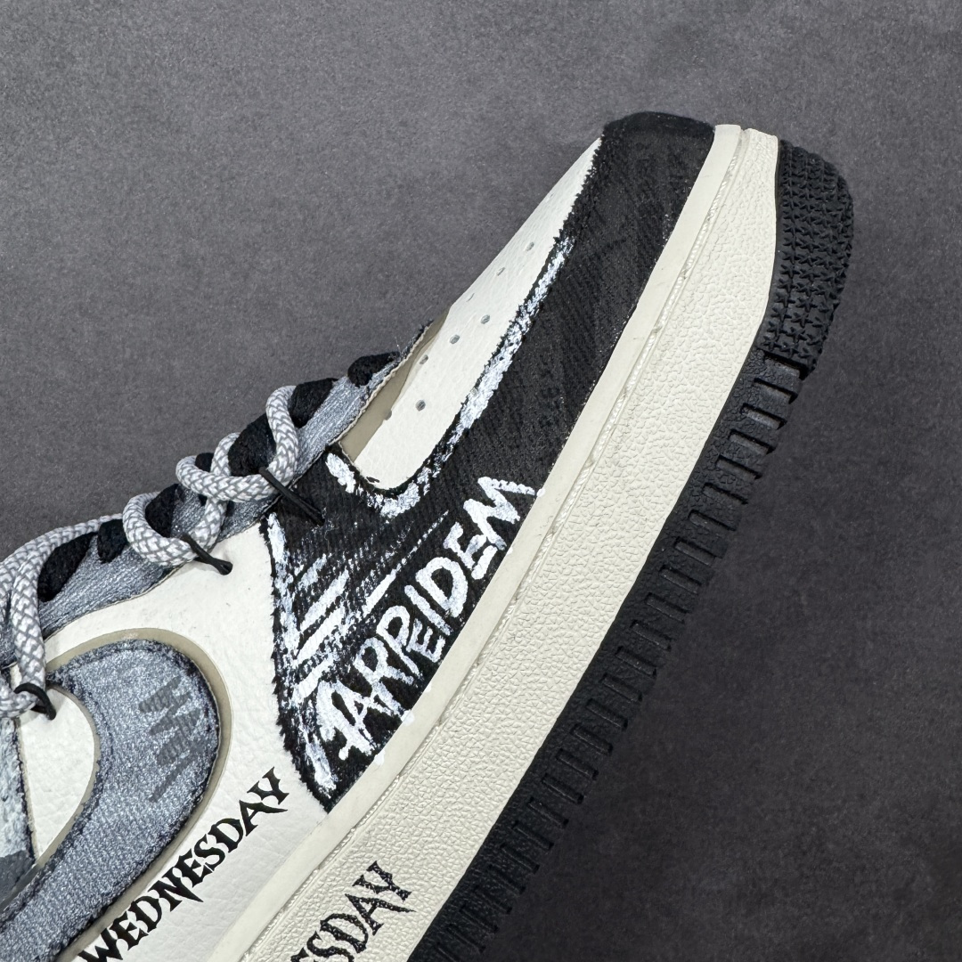 图片[5]-【定制版】手绘涂鸦“暗黑涂鸦”Nike Air Force 1 “Dark Gothic Graffiti”空军一号定制板鞋 暗黑美学为底色：灰白做旧基底叠加深灰涂鸦笔触，“WEDNESDAY” 字样与 “CARPE DIEM” 标语自带冷感气场，做旧毛边、拼接材质更添复古颓废质感。把剧里的疏离酷感穿在脚上，每一处手绘细节都是暗黑风格的具象表达，是自带 “生人勿近” 氛围的潮酷单品 货号：FB0607-110 尺码： 36 36.5 37.5 38 38.5 39 40 40.5 41 42 42.5 43 44 44.5 45 编码：HXSA310320-选品中心