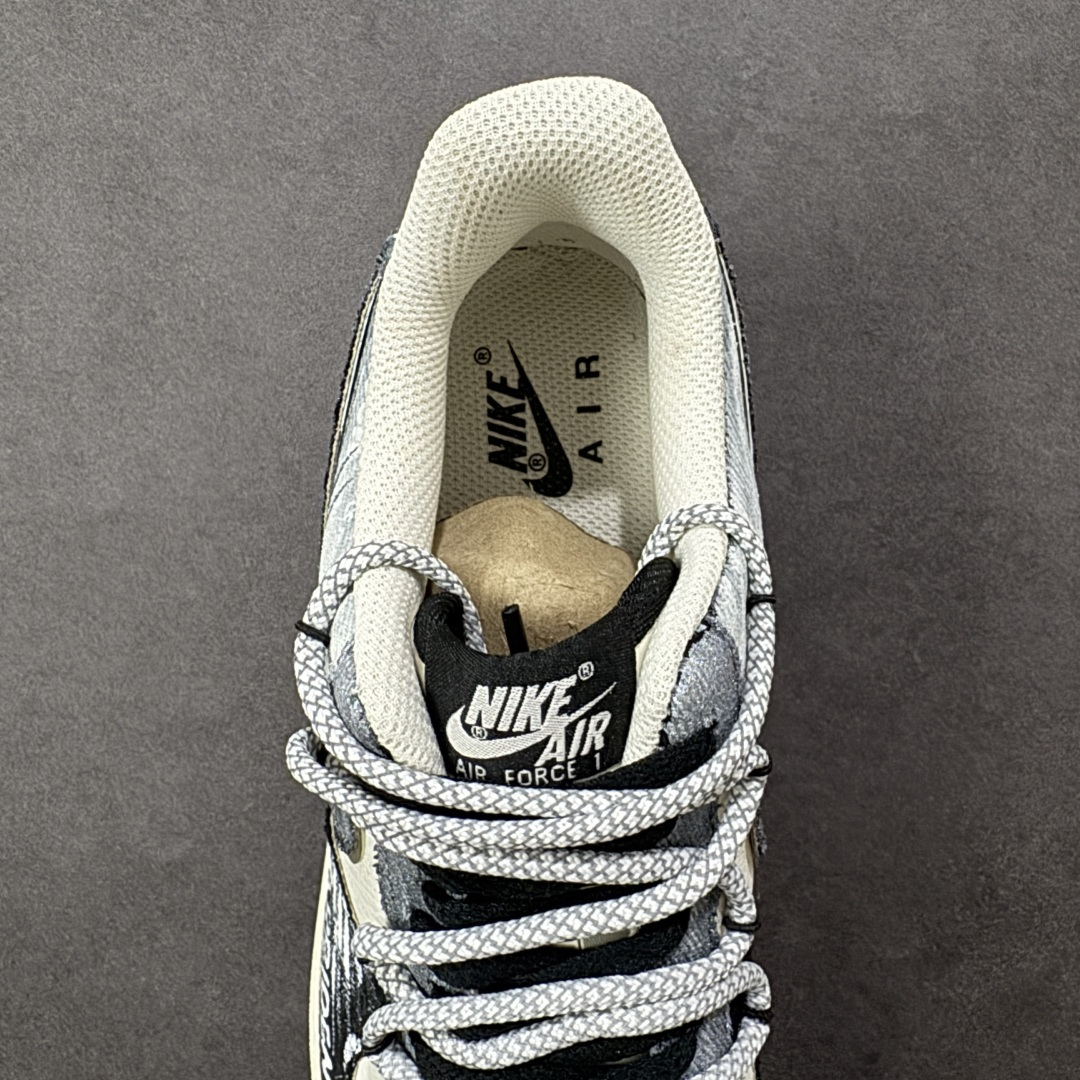 图片[7]-【定制版】手绘涂鸦“暗黑涂鸦”Nike Air Force 1 “Dark Gothic Graffiti”空军一号定制板鞋 暗黑美学为底色：灰白做旧基底叠加深灰涂鸦笔触，“WEDNESDAY” 字样与 “CARPE DIEM” 标语自带冷感气场，做旧毛边、拼接材质更添复古颓废质感。把剧里的疏离酷感穿在脚上，每一处手绘细节都是暗黑风格的具象表达，是自带 “生人勿近” 氛围的潮酷单品 货号：FB0607-110 尺码： 36 36.5 37.5 38 38.5 39 40 40.5 41 42 42.5 43 44 44.5 45 编码：HXSA310320-选品中心