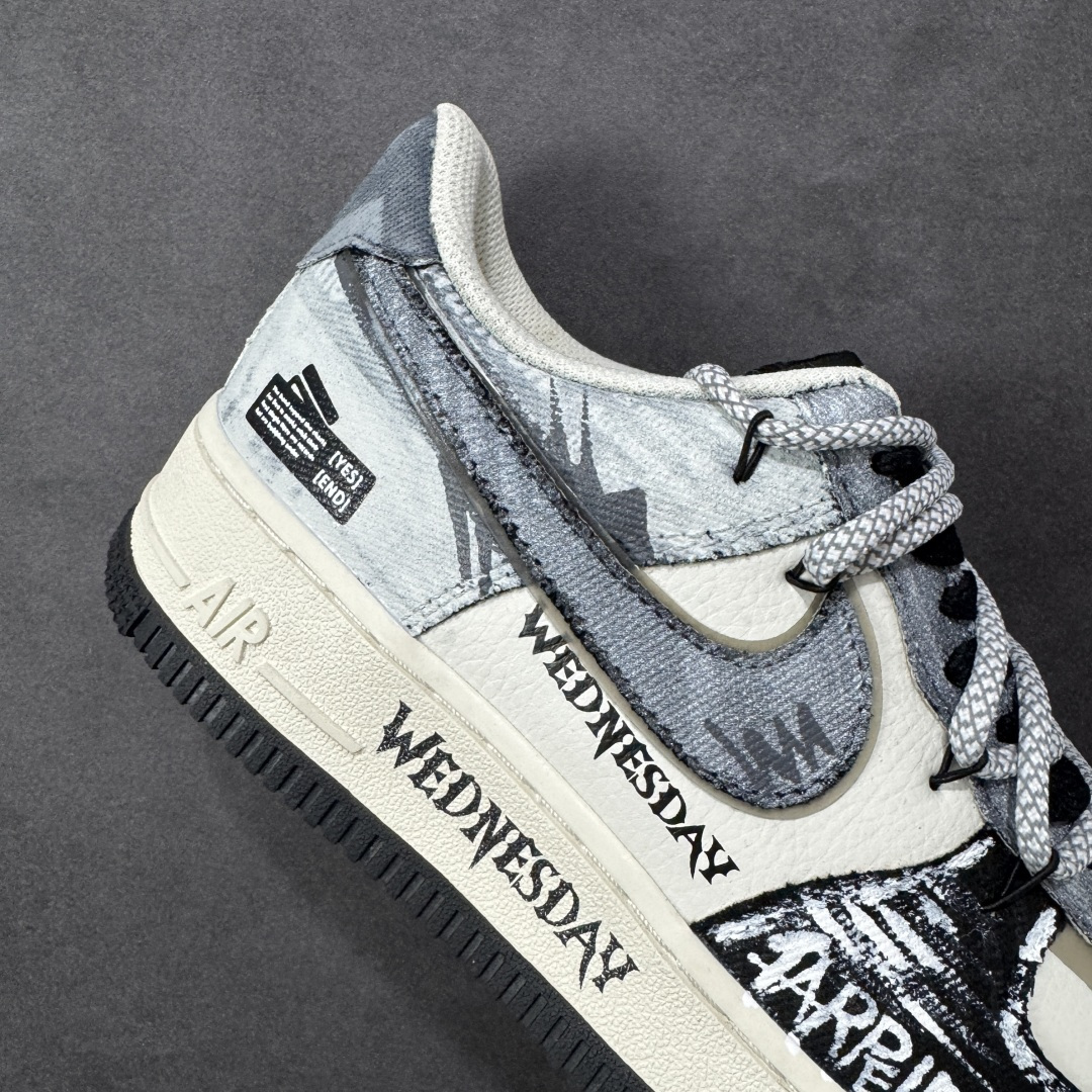 图片[6]-【定制版】手绘涂鸦“暗黑涂鸦”Nike Air Force 1 “Dark Gothic Graffiti”空军一号定制板鞋 暗黑美学为底色：灰白做旧基底叠加深灰涂鸦笔触，“WEDNESDAY” 字样与 “CARPE DIEM” 标语自带冷感气场，做旧毛边、拼接材质更添复古颓废质感。把剧里的疏离酷感穿在脚上，每一处手绘细节都是暗黑风格的具象表达，是自带 “生人勿近” 氛围的潮酷单品 货号：FB0607-110 尺码： 36 36.5 37.5 38 38.5 39 40 40.5 41 42 42.5 43 44 44.5 45 编码：HXSA310320-选品中心