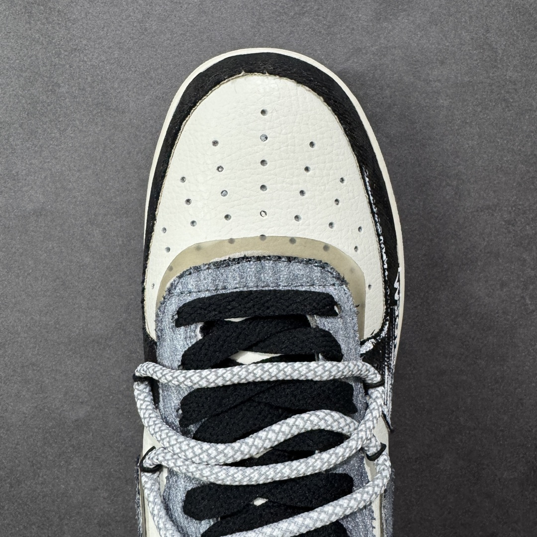图片[8]-【定制版】手绘涂鸦“暗黑涂鸦”Nike Air Force 1 “Dark Gothic Graffiti”空军一号定制板鞋 暗黑美学为底色：灰白做旧基底叠加深灰涂鸦笔触，“WEDNESDAY” 字样与 “CARPE DIEM” 标语自带冷感气场，做旧毛边、拼接材质更添复古颓废质感。把剧里的疏离酷感穿在脚上，每一处手绘细节都是暗黑风格的具象表达，是自带 “生人勿近” 氛围的潮酷单品 货号：FB0607-110 尺码： 36 36.5 37.5 38 38.5 39 40 40.5 41 42 42.5 43 44 44.5 45 编码：HXSA310320-选品中心