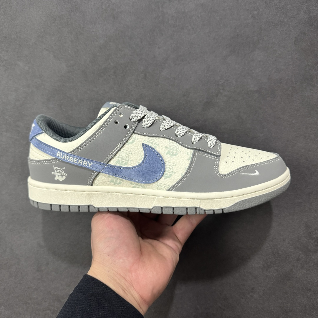 【定制版】Nike SB Dunk Low 巴宝莉联名 灰蓝拼接 周年高端定制 低帮休闲板鞋 #定制鞋盒 大厂纯原品质出货 超高清洁度 皮料切割干净无任何毛边 细节完美 货号：JP1628-035 尺码：36 36.5 37.5 38 38.5 39 40 40.5 41 42 42.5 43 44 44.5 45-选品中心