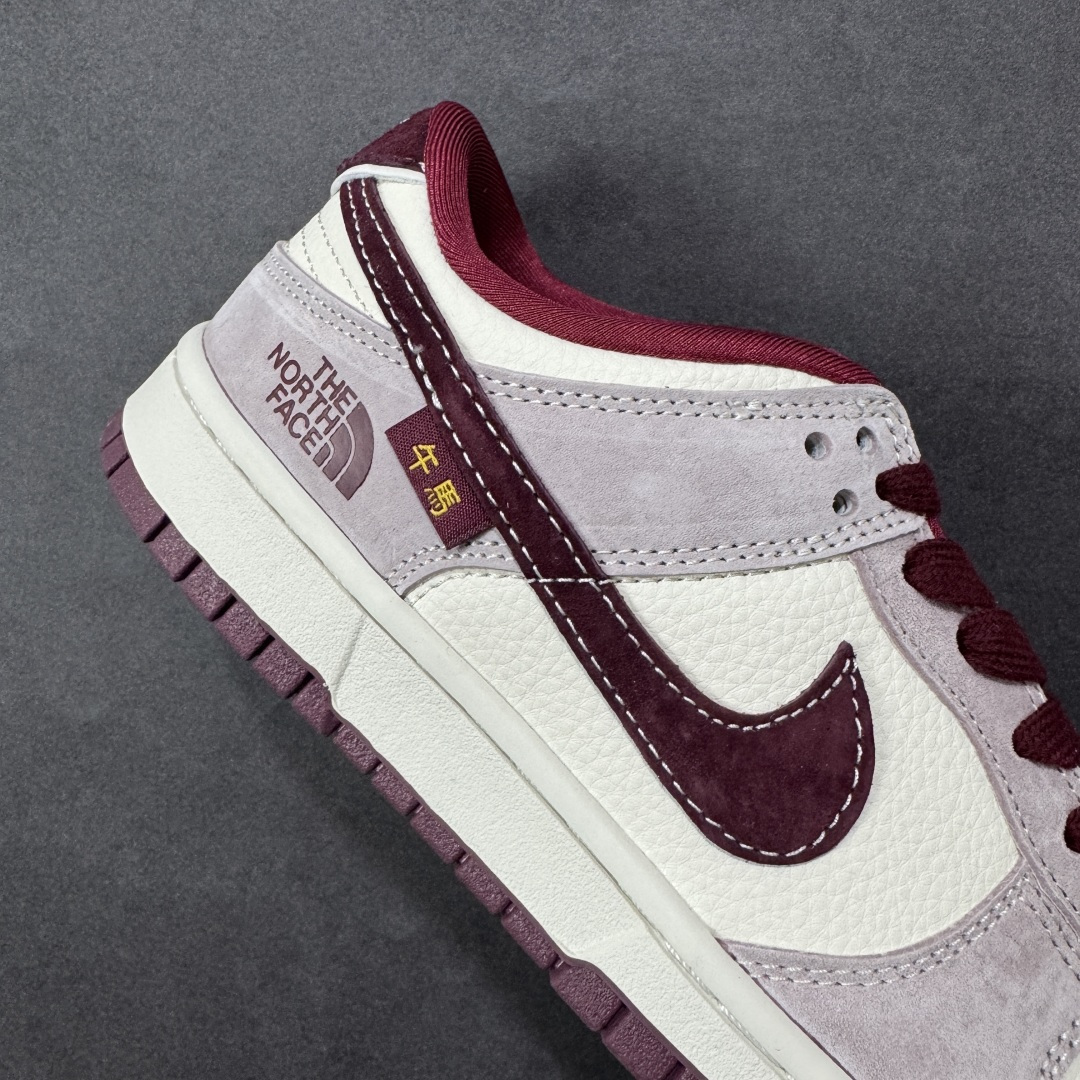 图片[6]-【定制版】Nike SB Dunk Low 马年限定 猪八红北面 高端定制 低帮休闲板鞋 #定制鞋盒 大厂纯原品质出货 超高清洁度 皮料切割干净无任何毛边 细节完美 货号：DN3168-016 尺码：36 36.5 37.5 38 38.5 39 40 40.5 41 42 42.5 43 44 44.5 45-选品中心