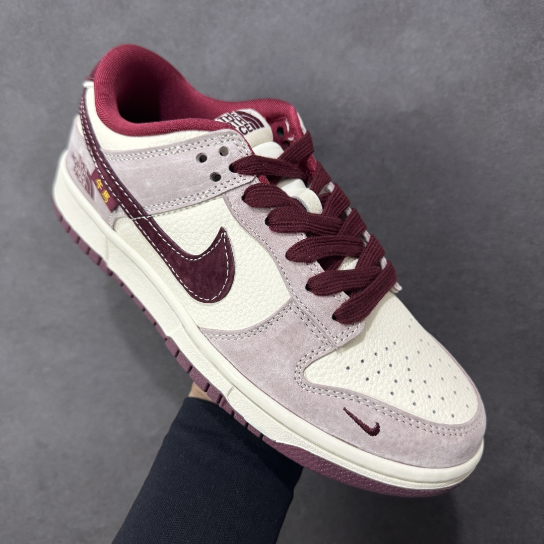 图片[3]-【定制版】Nike SB Dunk Low 马年限定 猪八红北面 高端定制 低帮休闲板鞋 #定制鞋盒 大厂纯原品质出货 超高清洁度 皮料切割干净无任何毛边 细节完美 货号：DN3168-016 尺码：36 36.5 37.5 38 38.5 39 40 40.5 41 42 42.5 43 44 44.5 45-选品中心