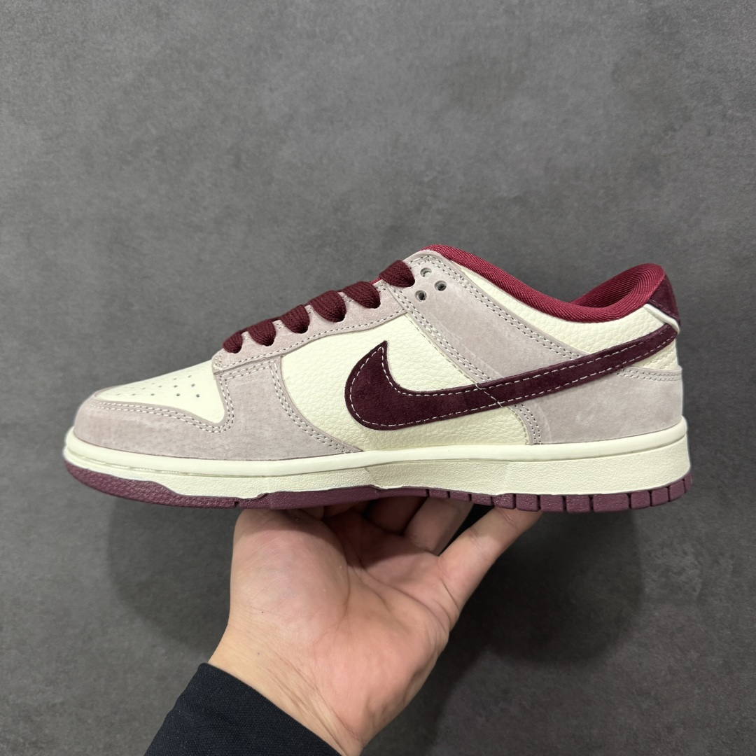 图片[2]-【定制版】Nike SB Dunk Low 马年限定 猪八红北面 高端定制 低帮休闲板鞋 #定制鞋盒 大厂纯原品质出货 超高清洁度 皮料切割干净无任何毛边 细节完美 货号：DN3168-016 尺码：36 36.5 37.5 38 38.5 39 40 40.5 41 42 42.5 43 44 44.5 45-选品中心